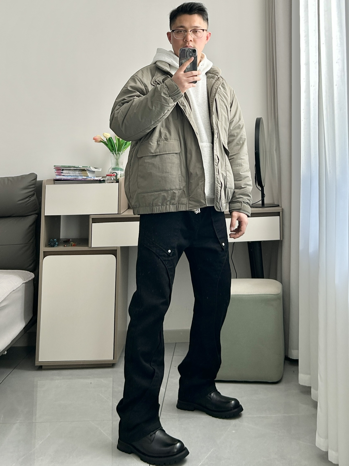 上衣
军事风酷帅大口袋棉服外套
上身显白,提升气质
2️⃣裤子