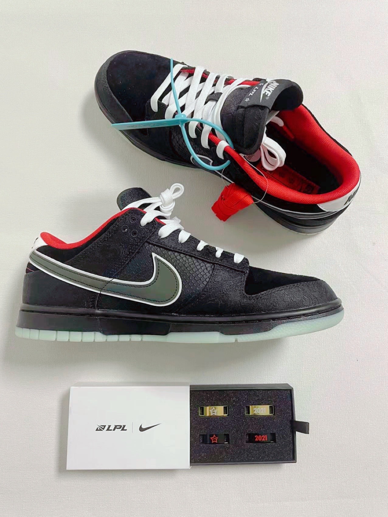 [装到了]     97后跟 黑白nike logo,鞋舌上有lpl和nike联名logo