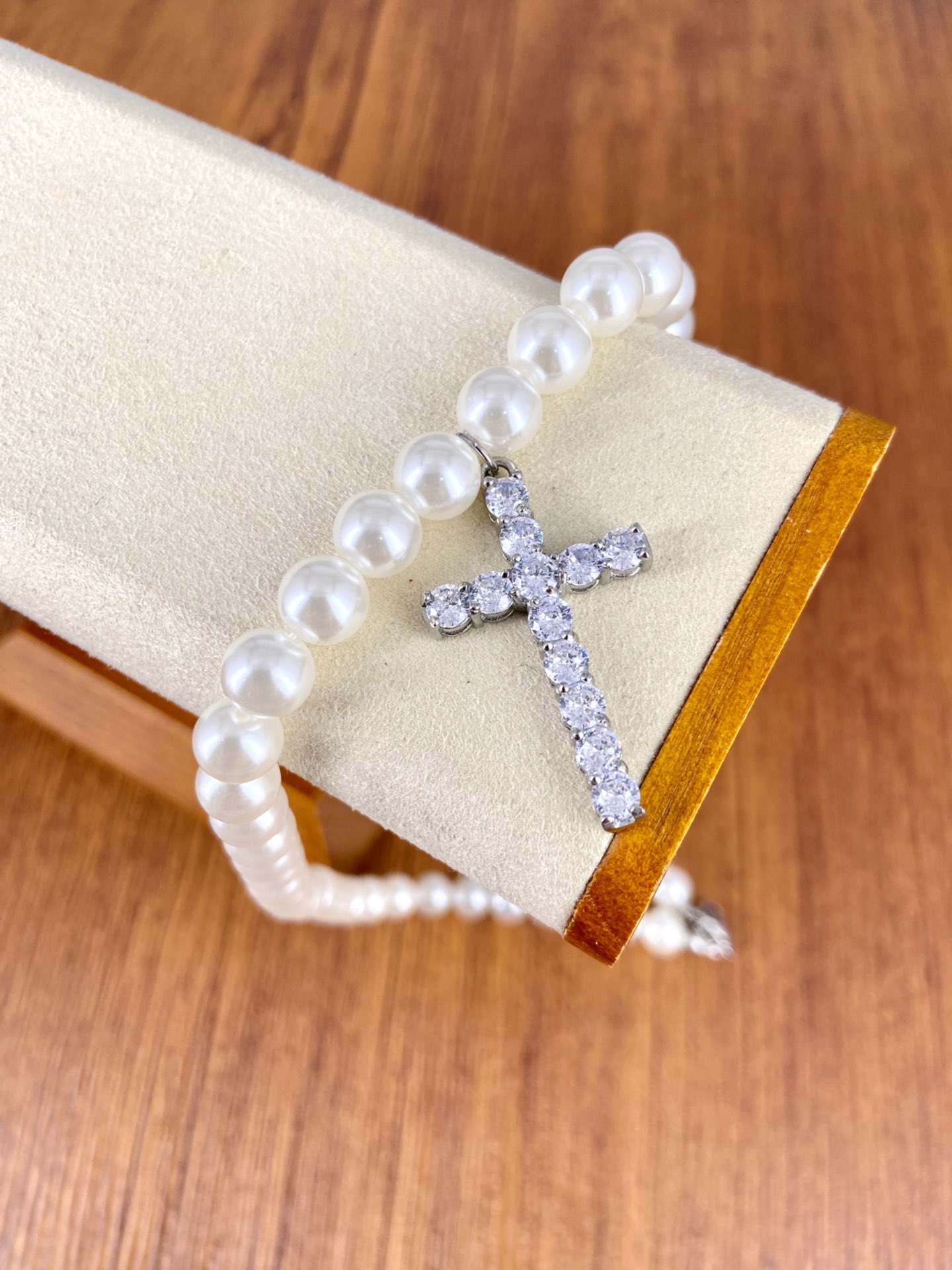 珍珠搭配水晶十字架,真的美