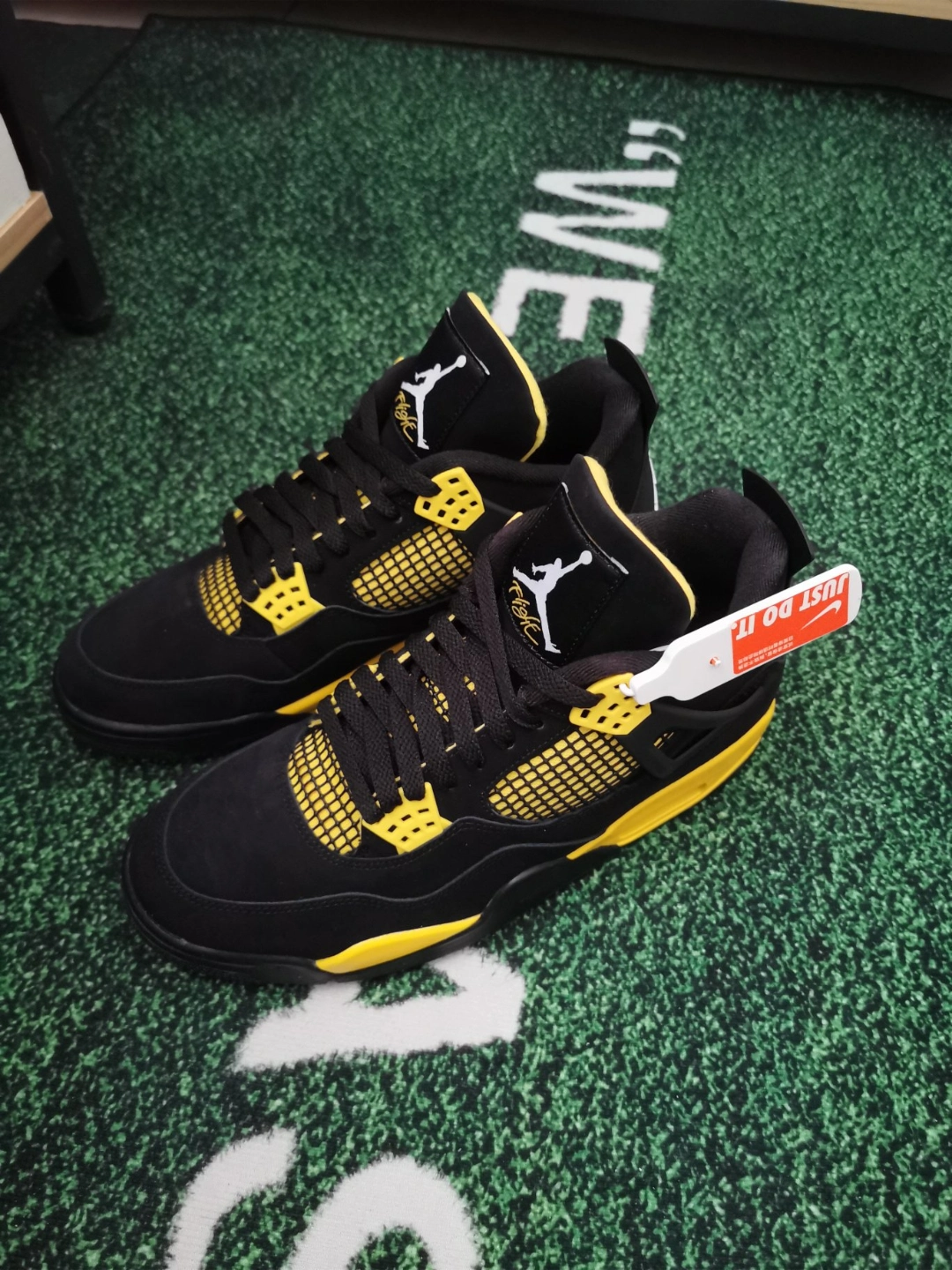 custom review-Jordan 4 Retro Thunder 2023