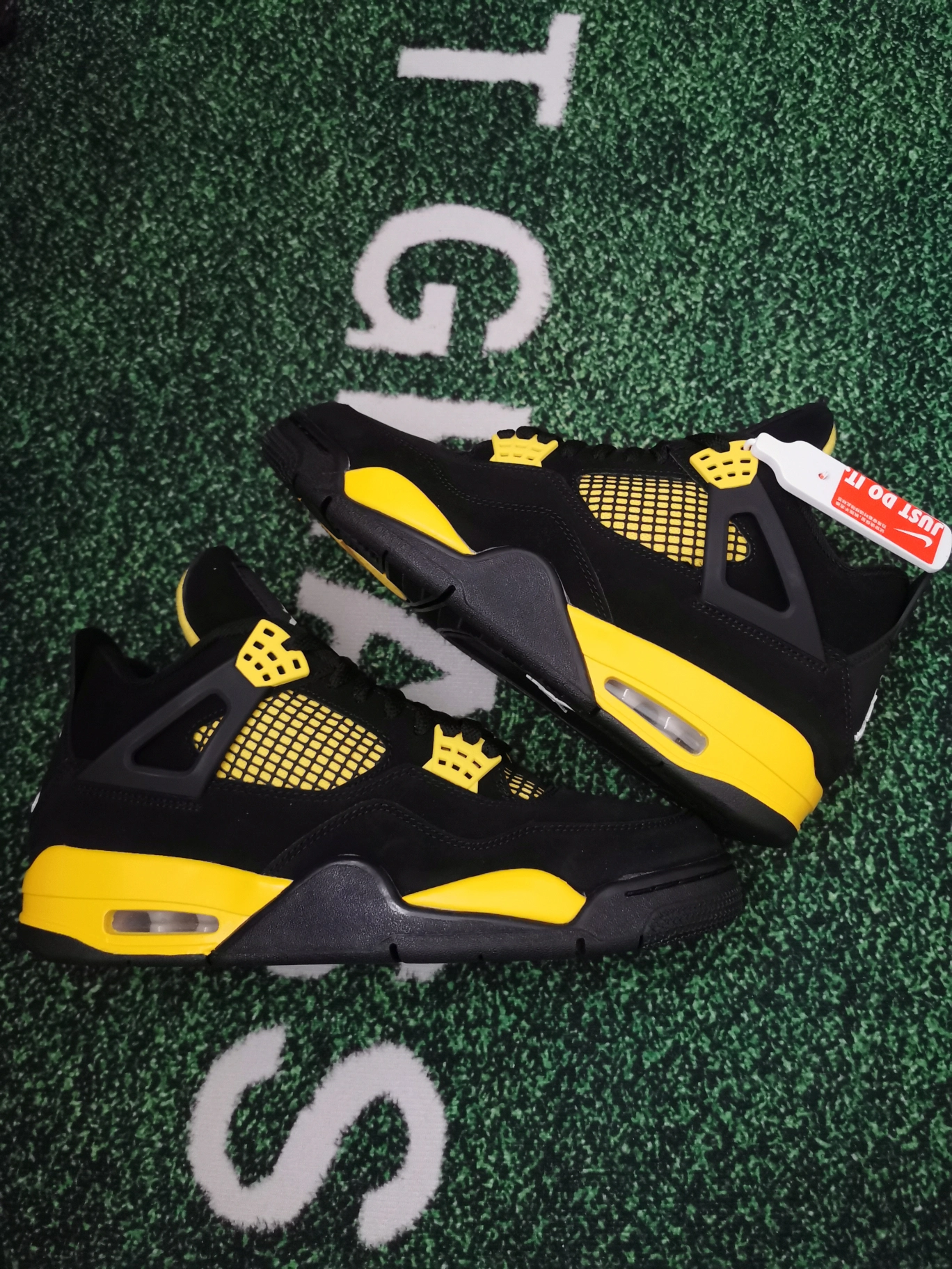 custom review-Jordan 4 Retro Thunder 2023