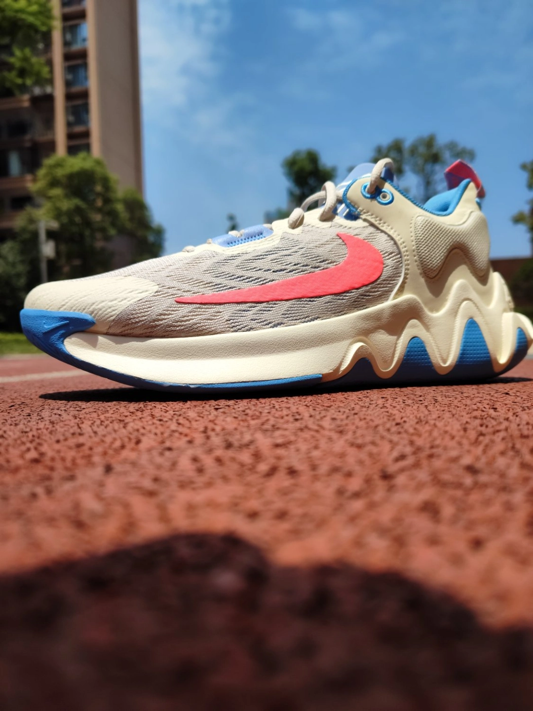 球鞋采用大量蓝色米白活力粉红进行搭配,配色搭配的很棒,颜值在线.