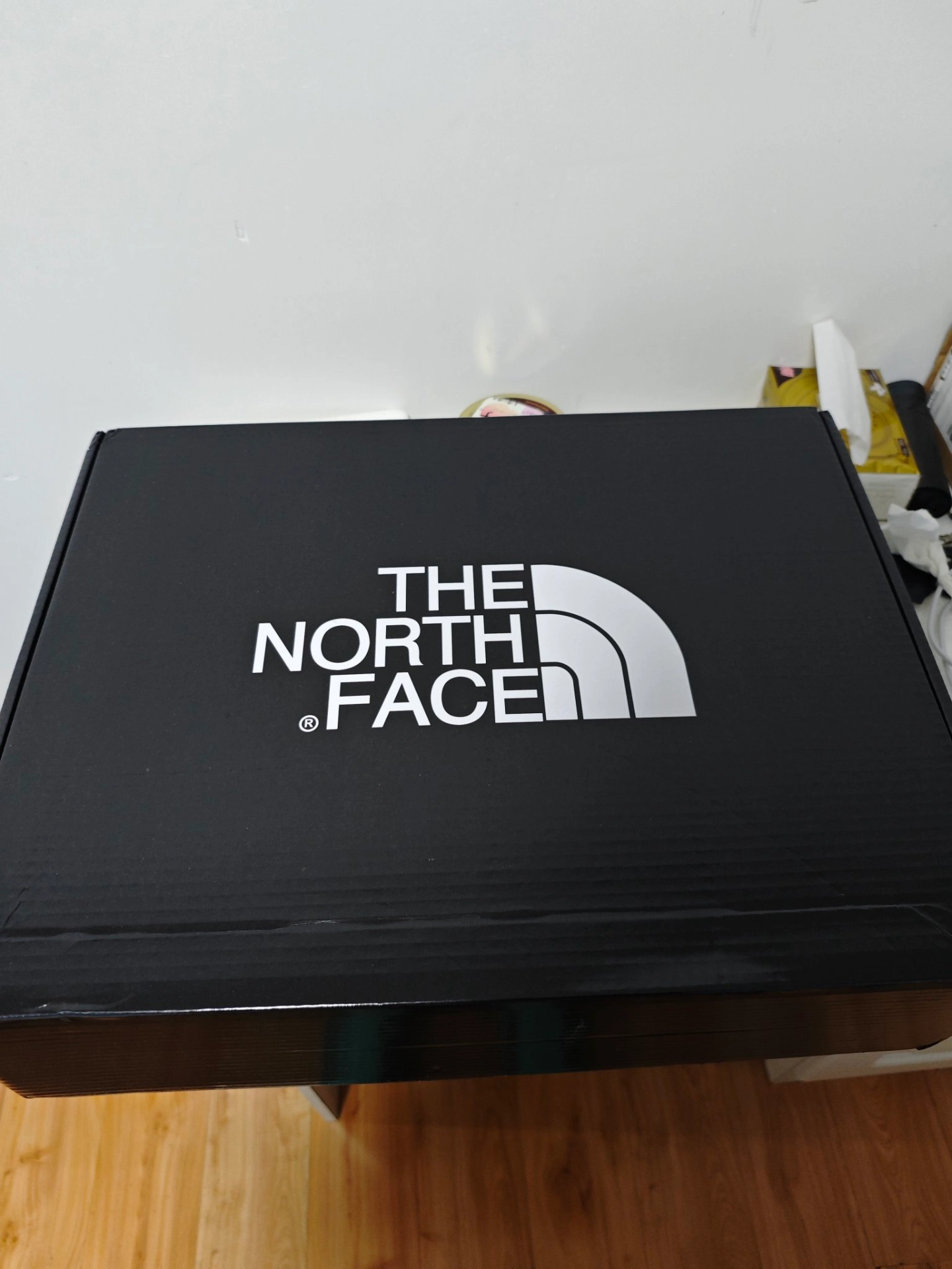 也没那么心疼钱包了,包装盒非常高级,还赠有手提袋和北面衣服撑,700的