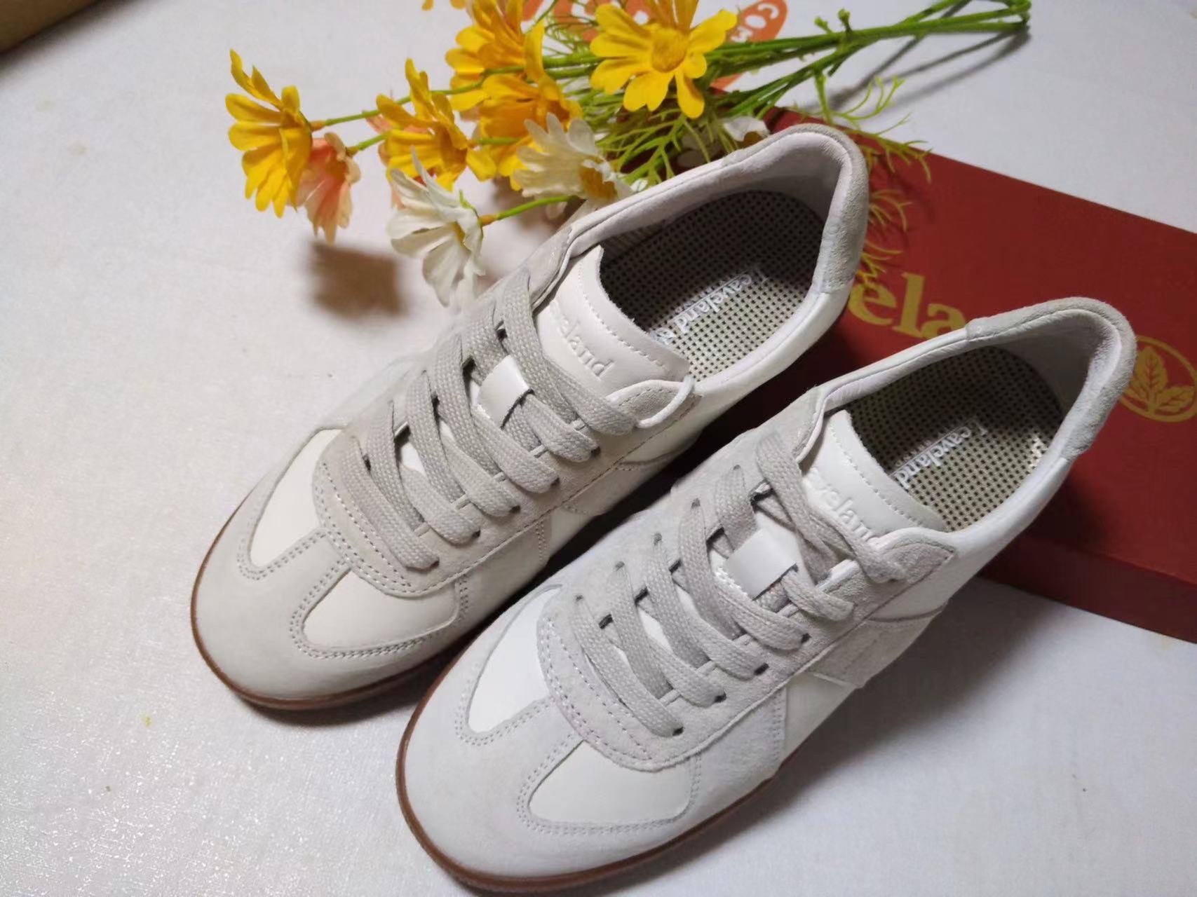 枫叶牌子的德训鞋是一款备受欢迎的运动鞋品牌