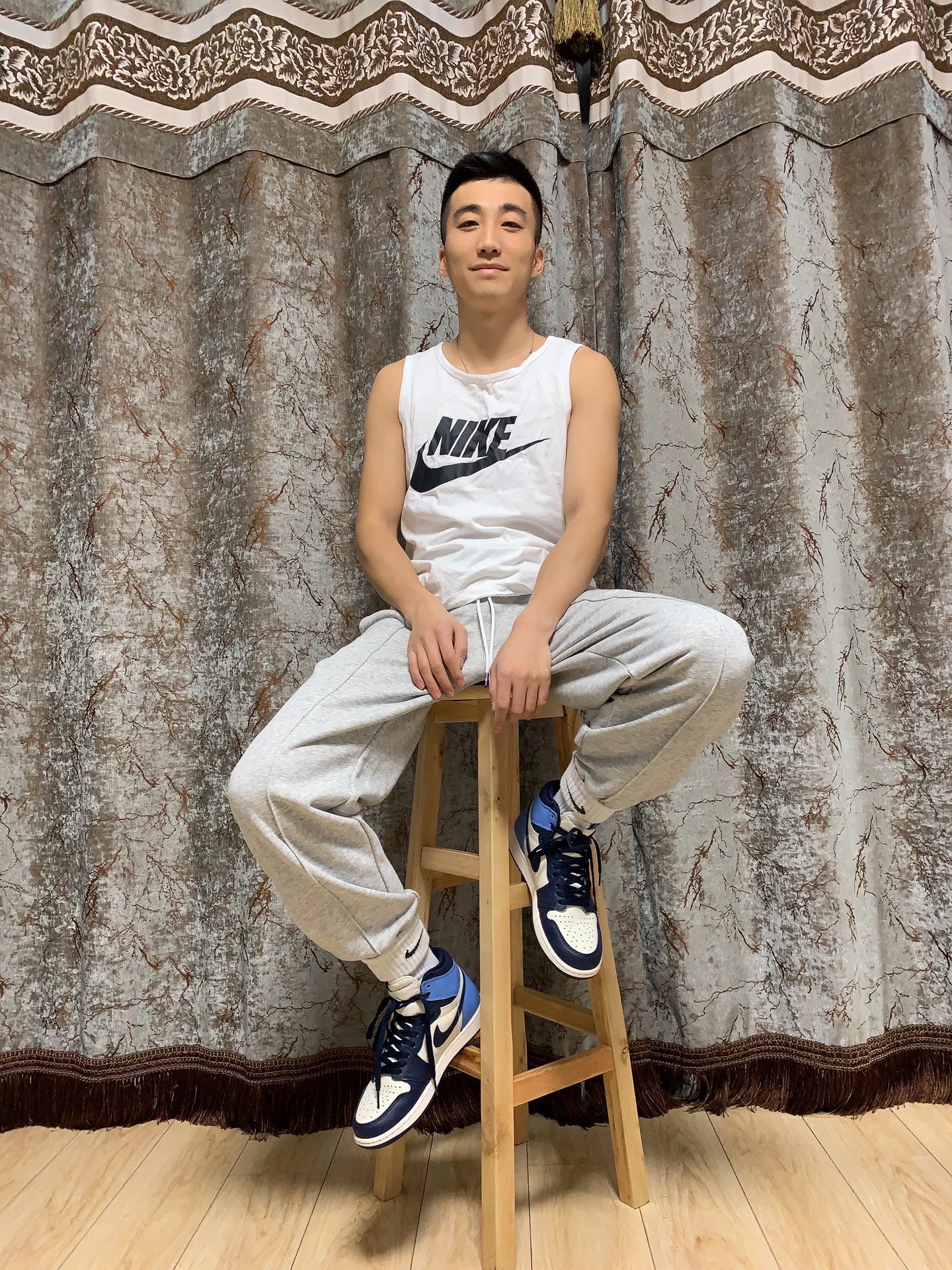 黑皮运动男生的浅色系穿搭