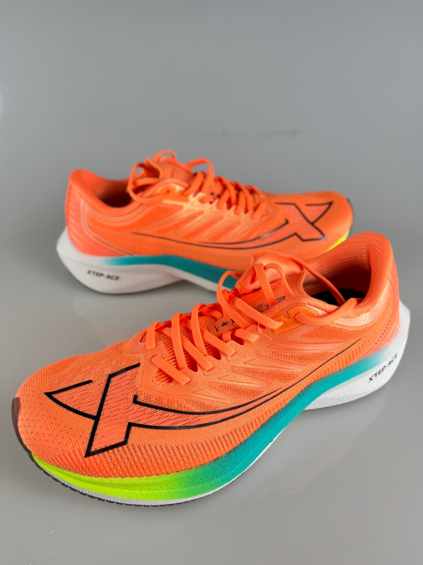 特步一体成型跑鞋