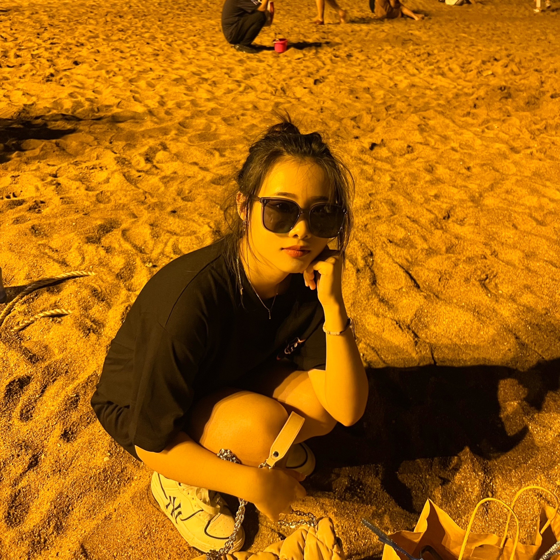 墨镜 黑色短袖 牛仔短裤=夏日海边穿搭