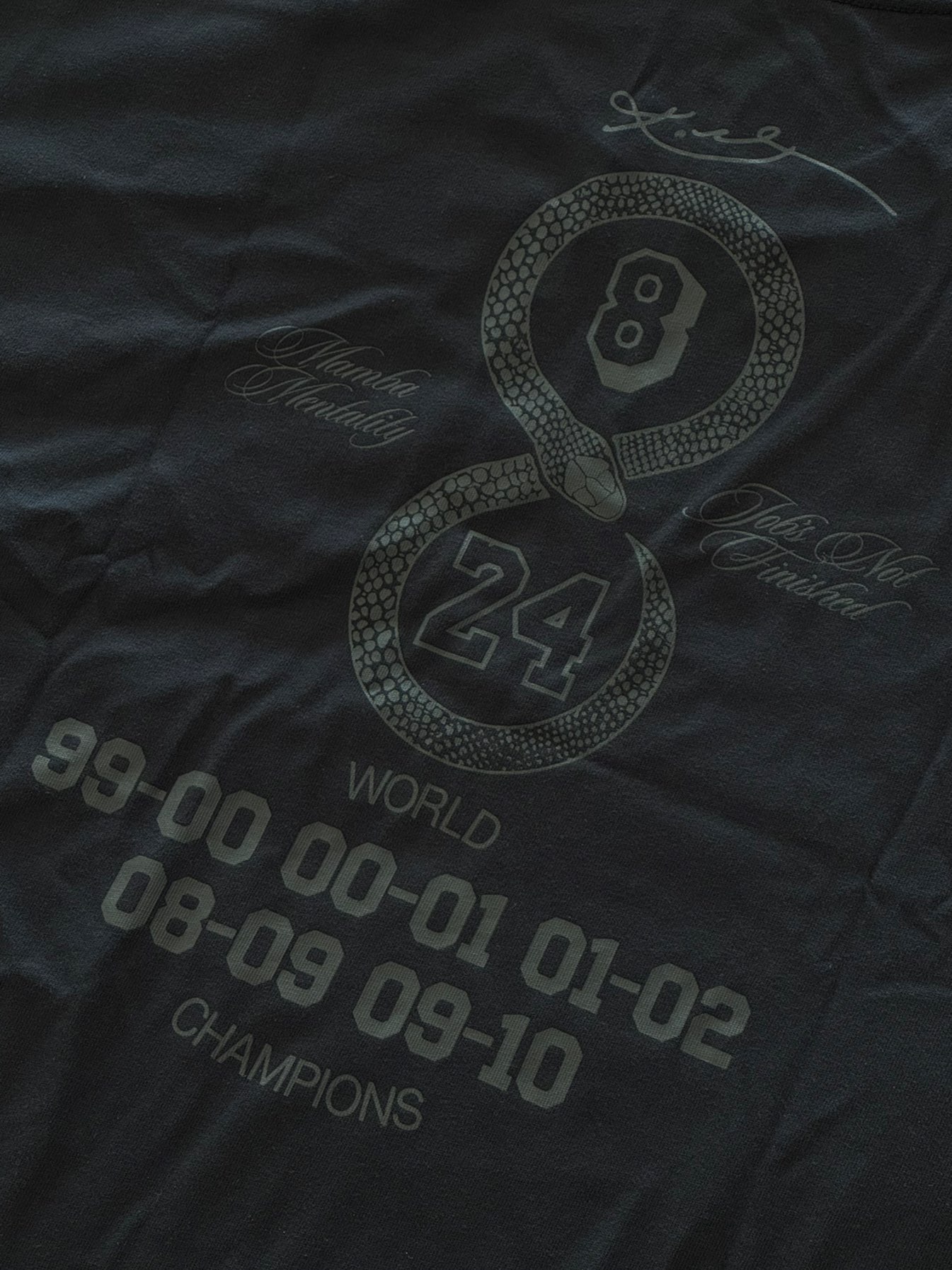 好久不见黑曼巴

衣服正面专属logo
背后科比五次夺冠纪录 8➕24