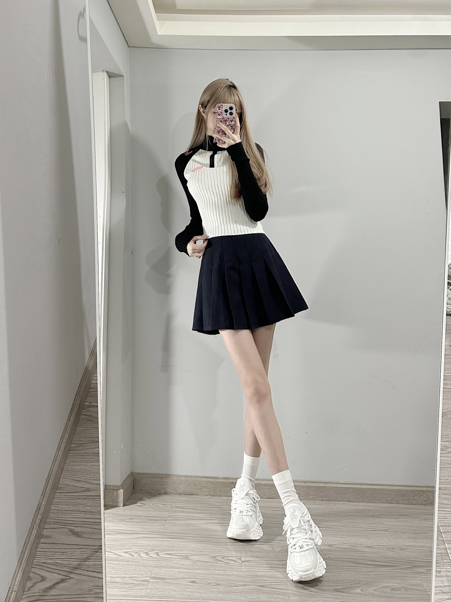 百褶裙简直冬天氛围感单品
谁能拒绝这么酷的白色老爹鞋呢!