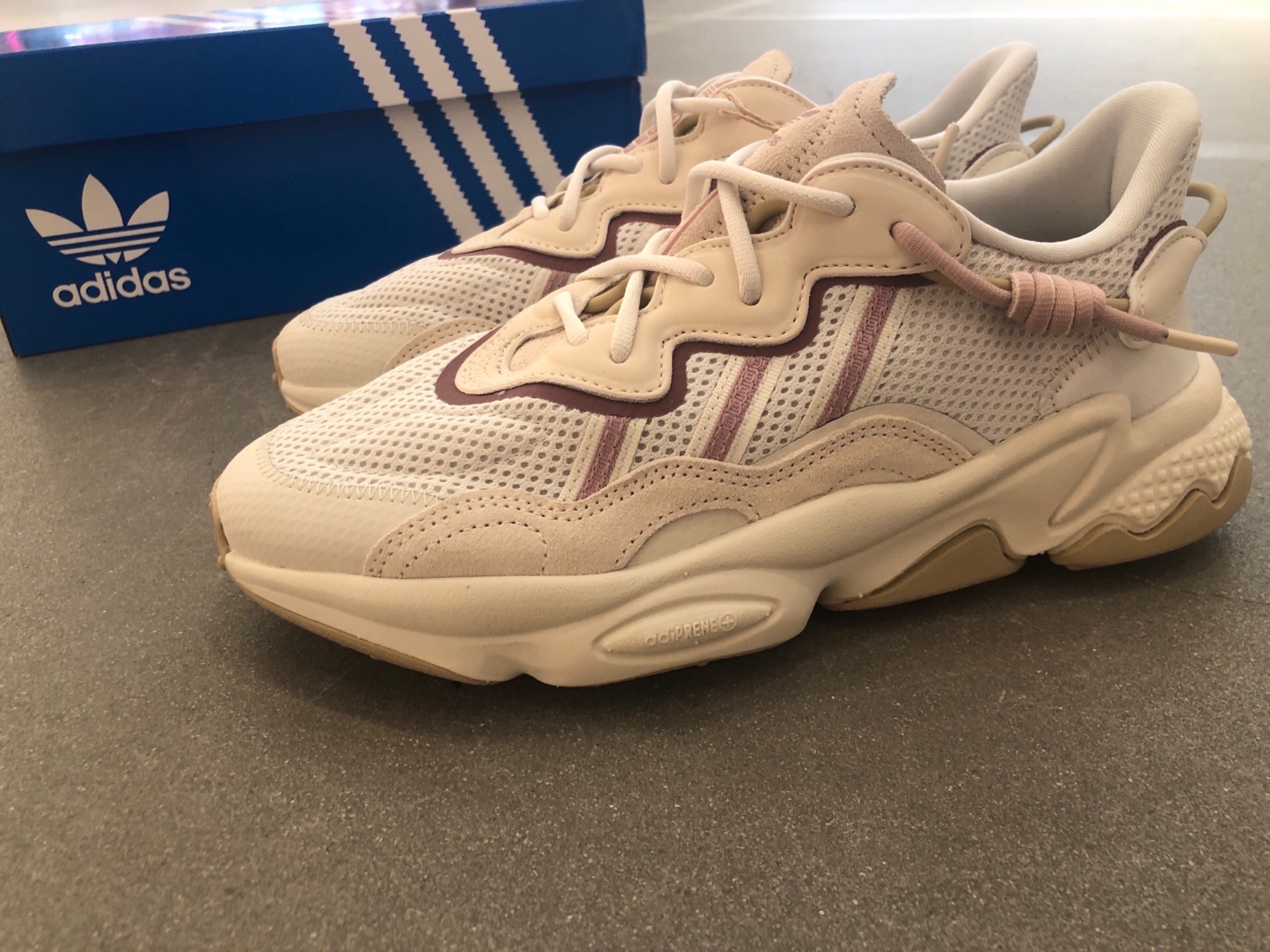 adidas ozweego经典运动鞋,作为阿迪三叶草经典复古系列一直作为常青