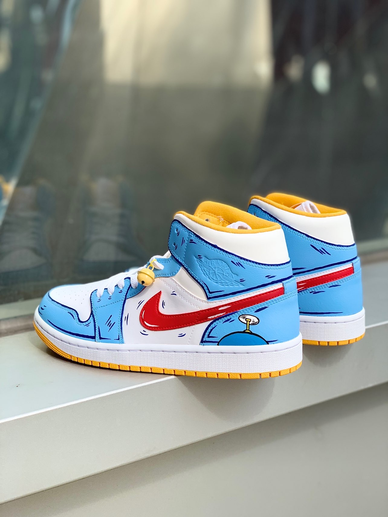 90后的童年肯定少不了哆啦a梦的动画片, 今天这双特殊定制aj1也让我们