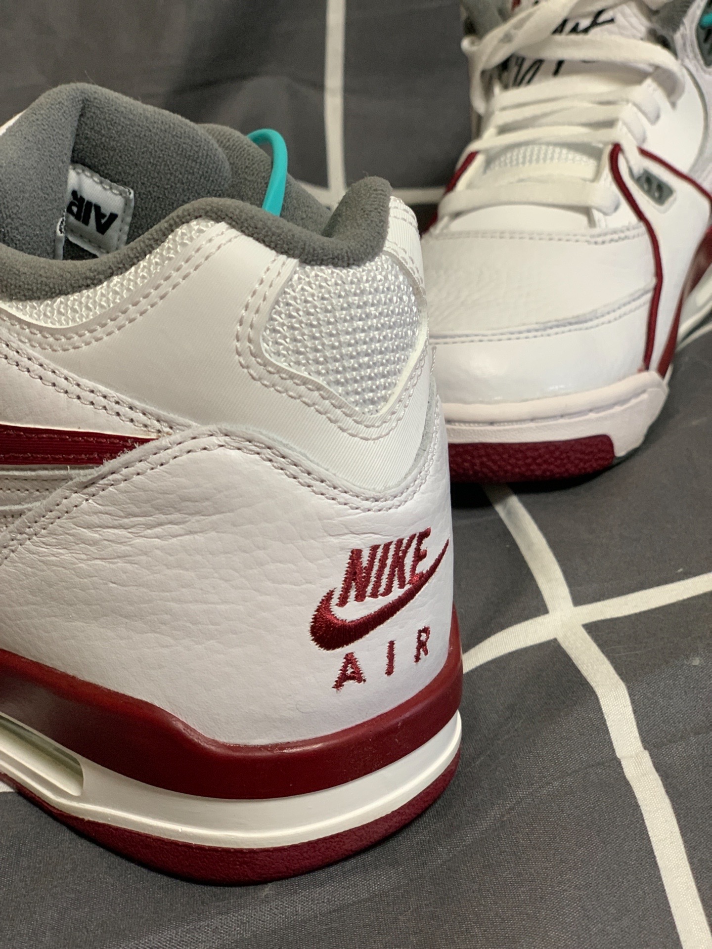 高帮款nike 白红蓝球鞋