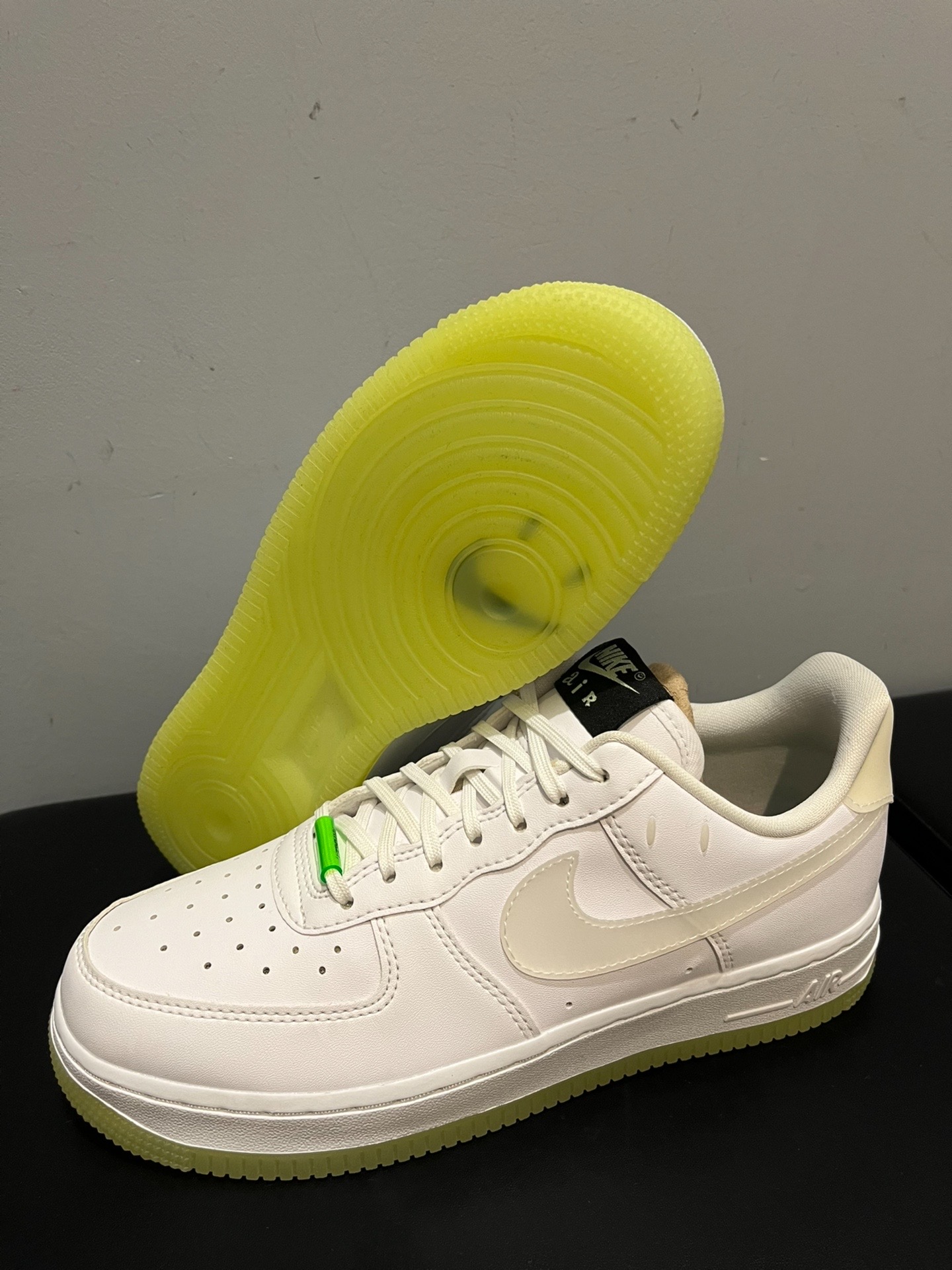 鞋底选用荧光绿,鞋带扣同样加入了荧光绿元素,半透明鞋底中印有笑脸