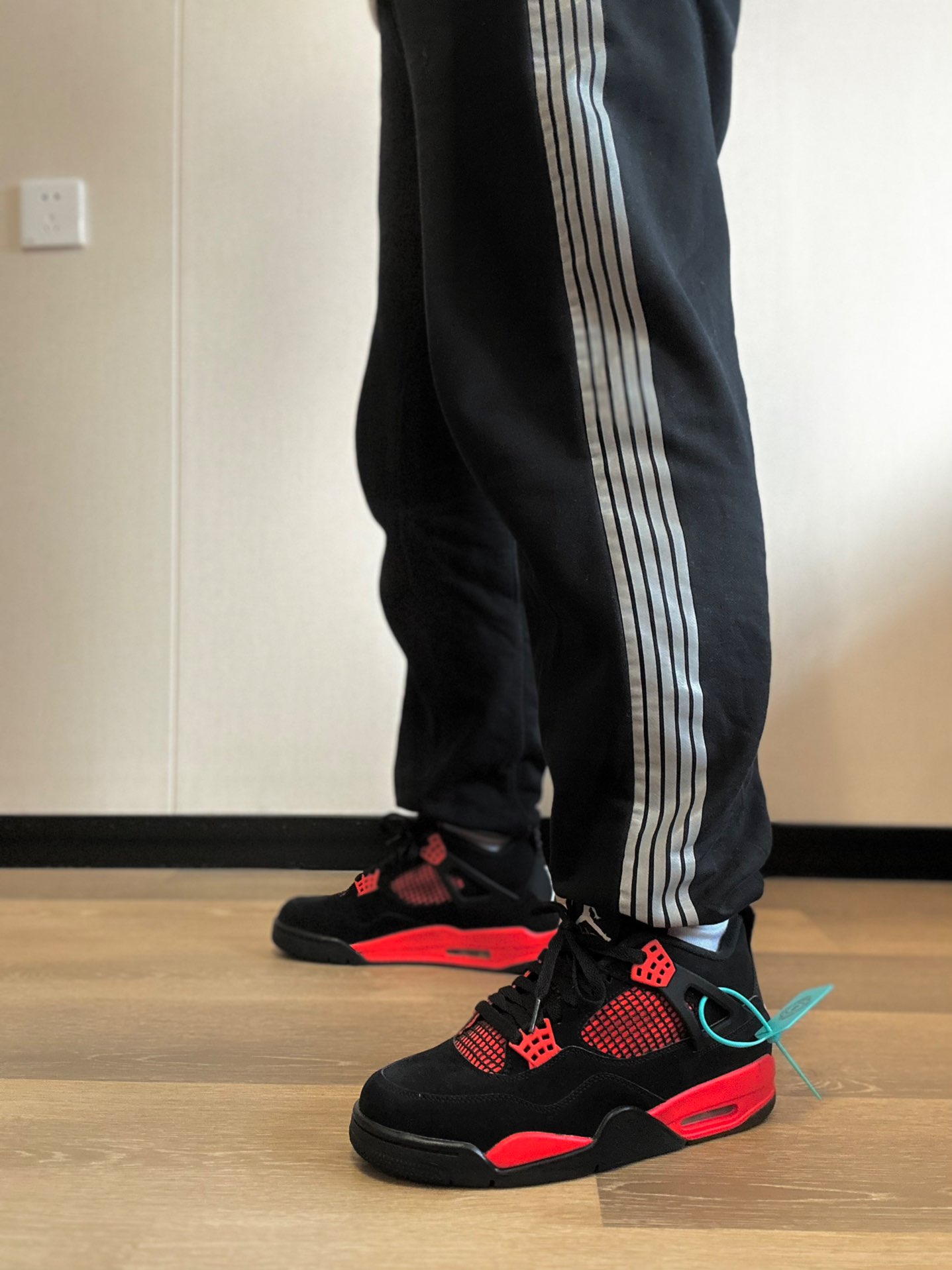 custom review-Jordan 4 Retro 'Red Thunder'