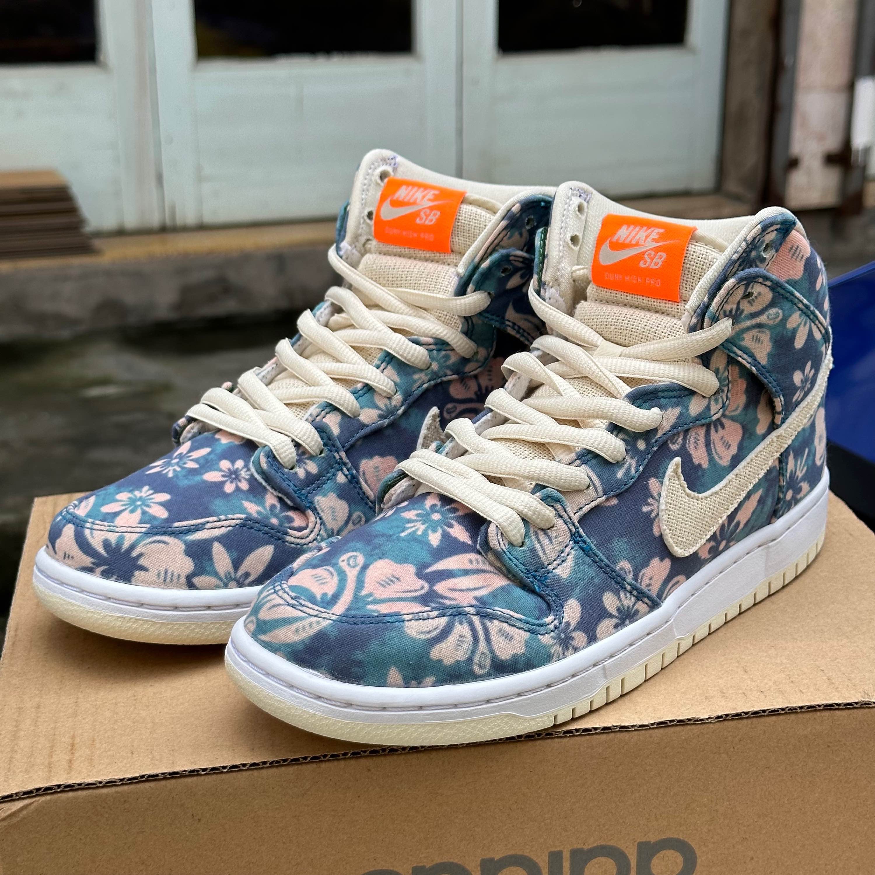 41码 nike sb dunk high hawaii 蓝粉花
成色非常的新,鞋边一点溢胶无
