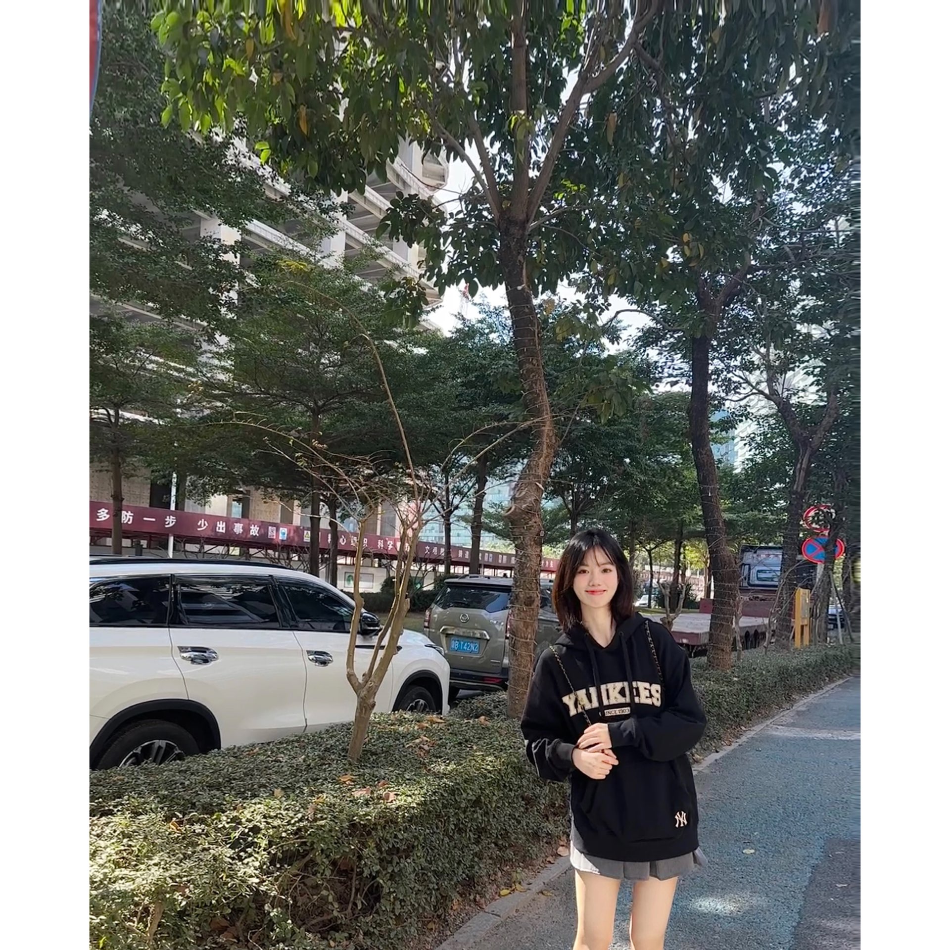 卫衣加百褶裙才是甜妹不变的穿搭