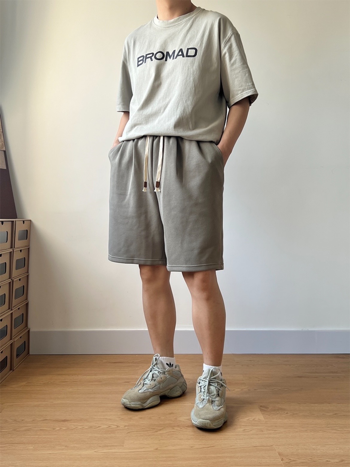 脚感真的很舒服  #夏天就要穿yeezy #搭配运动裤 #五一出门穿这身