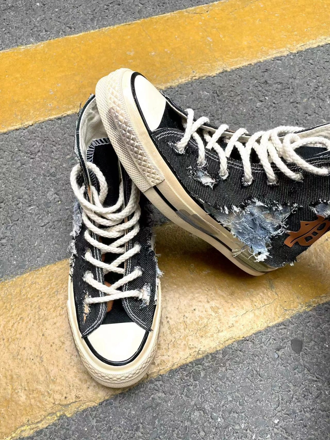 匡威来咯 这款是帆布鞋哦 不要看错了
黑色破烂风 今日份匡威男孩
不