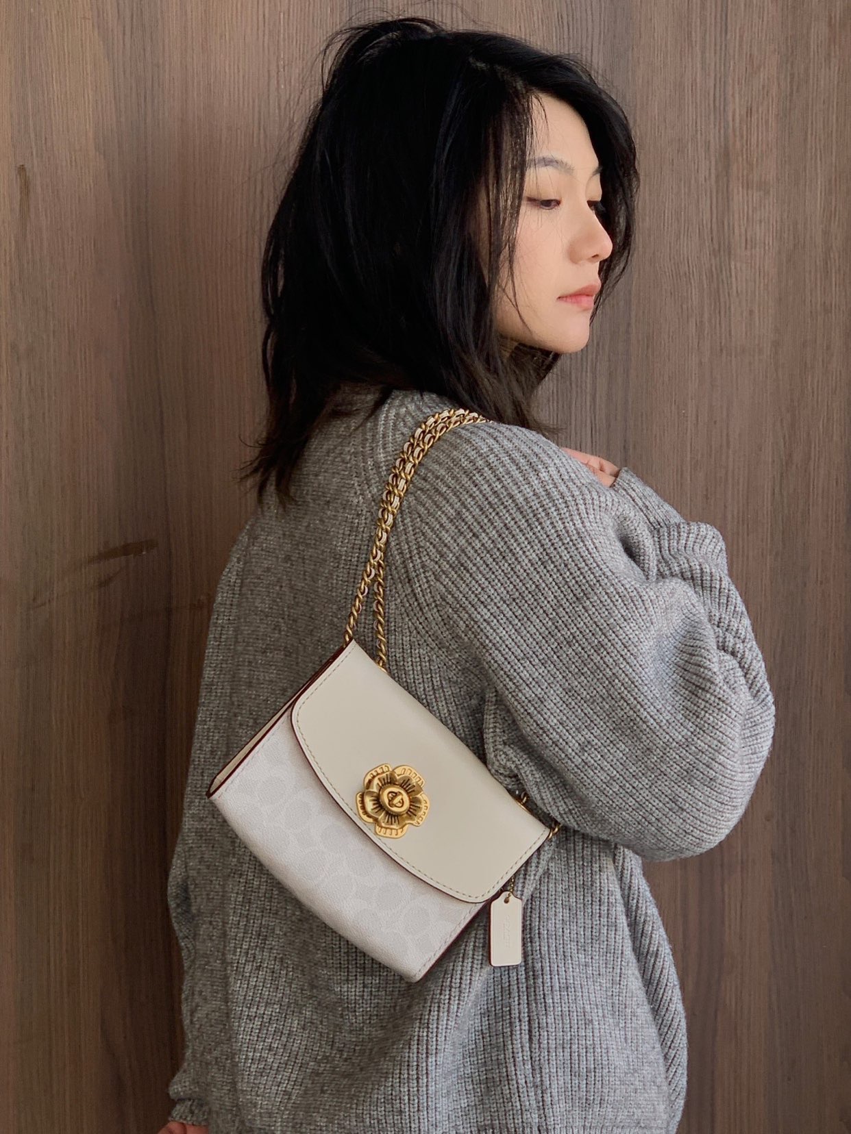 山茶花经典白色斜挎包包