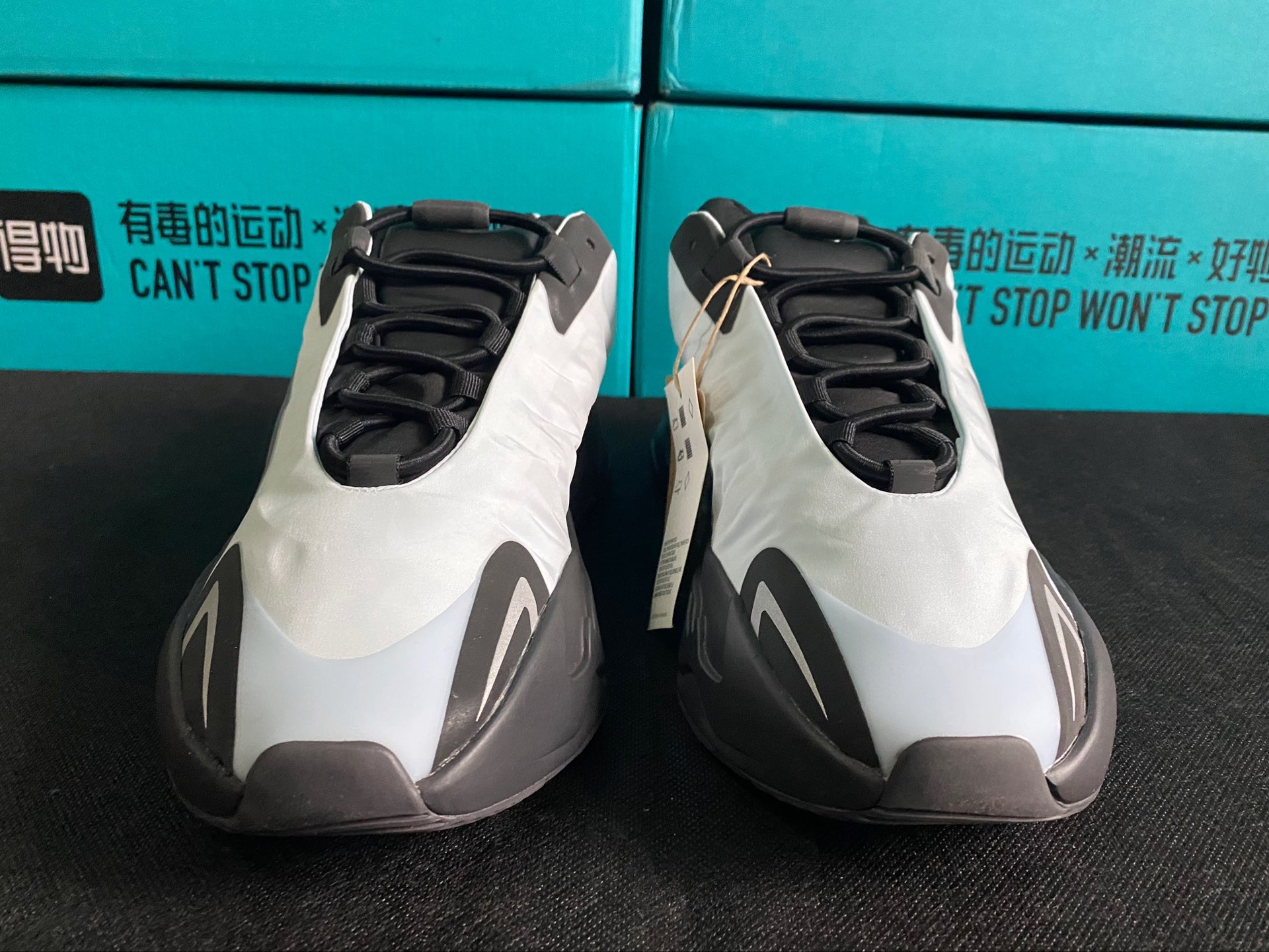 yeezy700 mnvn浅蓝色