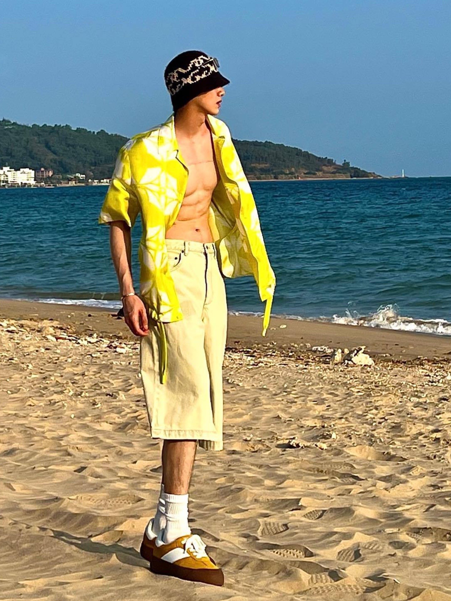 白敬亭ootd | 海边露腹肌也太会了吧!
