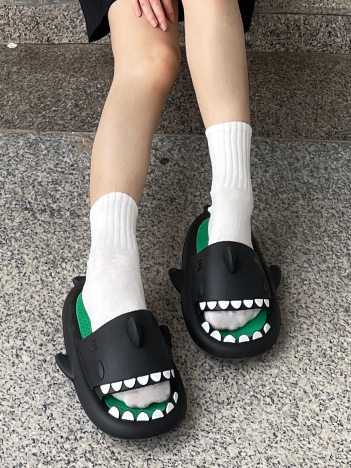 谁能拒绝那么可爱的鲨鱼拖鞋!
