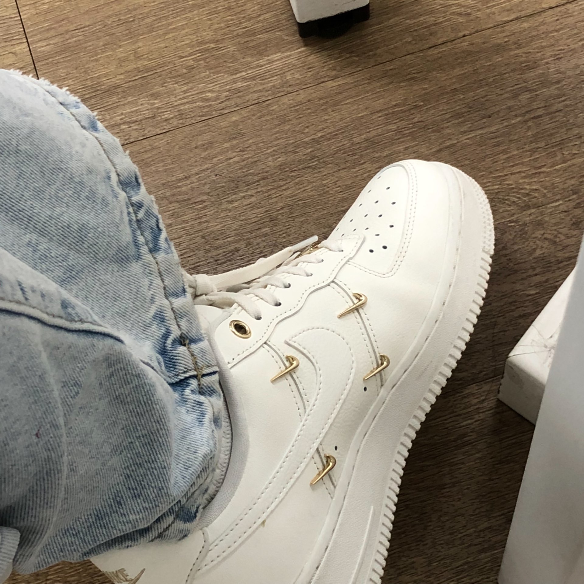 公式正規品!★ AIR FORCE 1 LOW LLIC GOLD (W) 楽天市場】エア フォース 1 ゴールドの通販