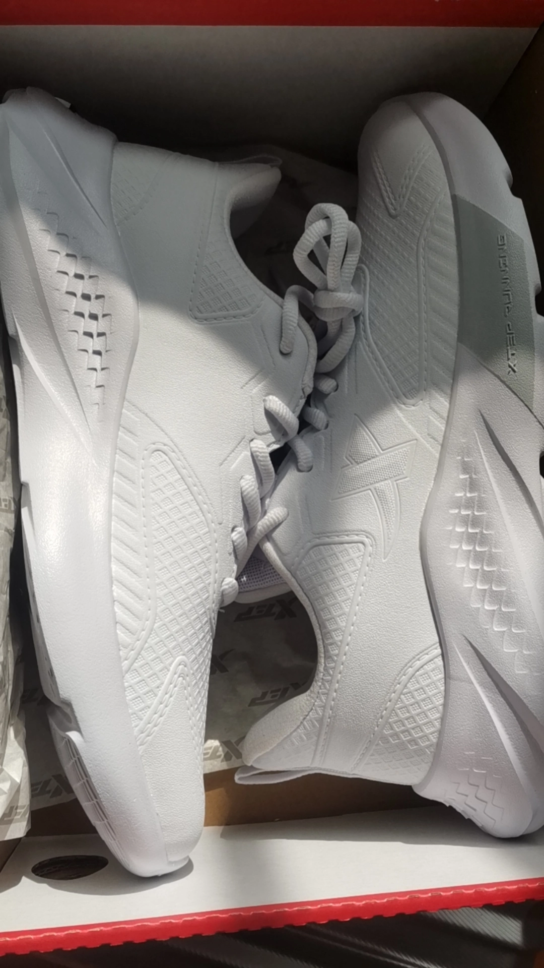 特步经典款舒适大底运动鞋女款白