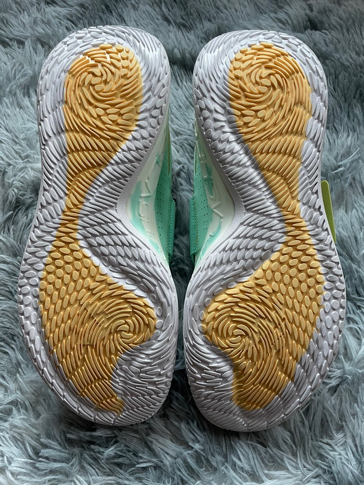 瓷绿配色    超薄网纱看着就非常透气,中段还加入了可拆卸魔术贴绑带