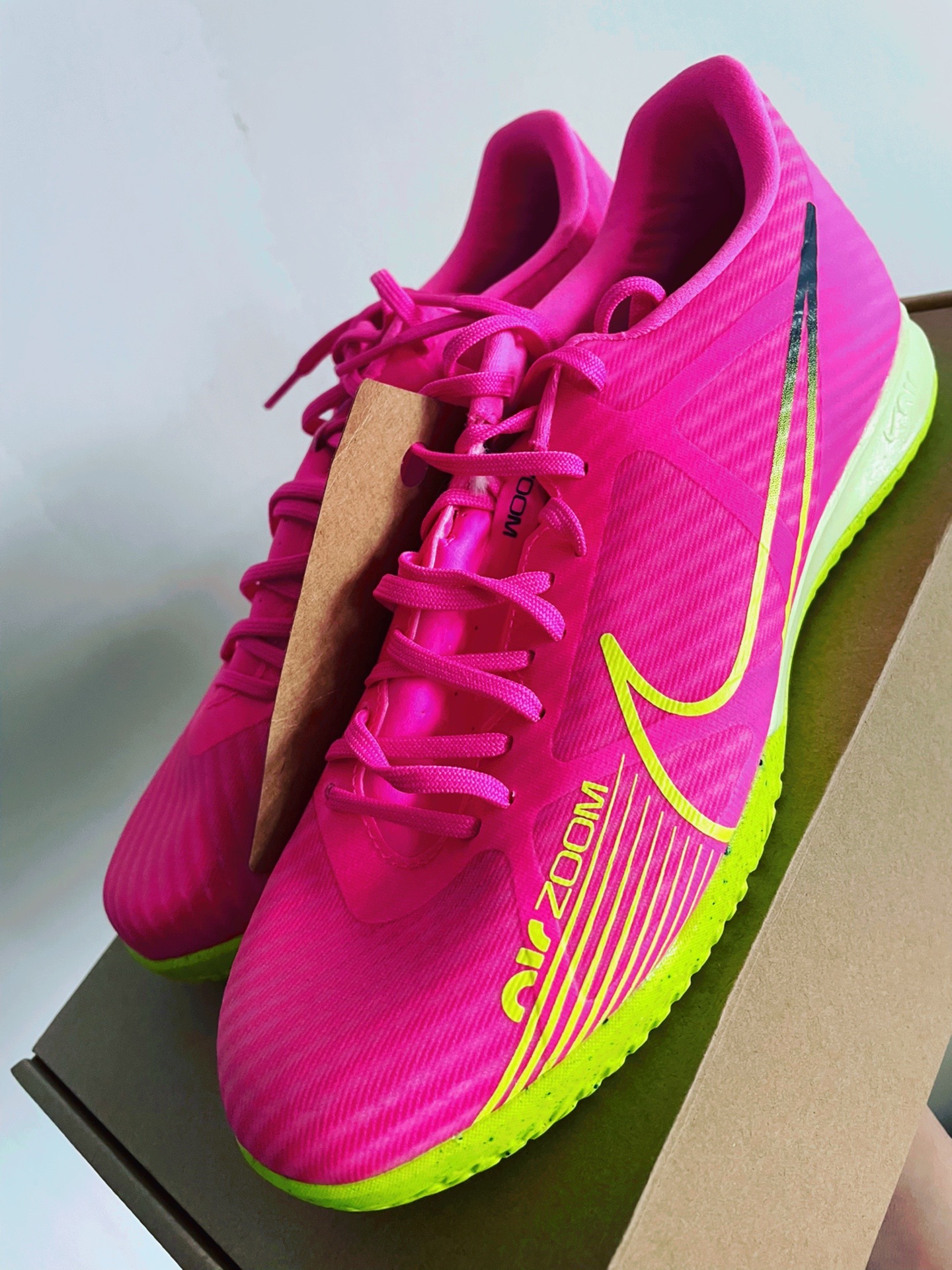 nike 粉色足球鞋