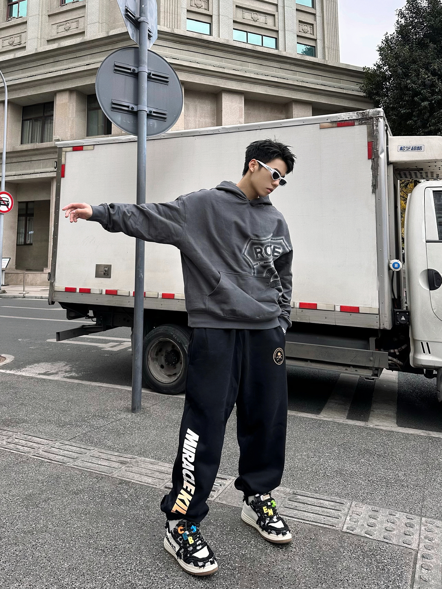 今天的街头look简简单单 卫衣搭配卫裤 真的将舒适慵懒的感觉拿捏到位