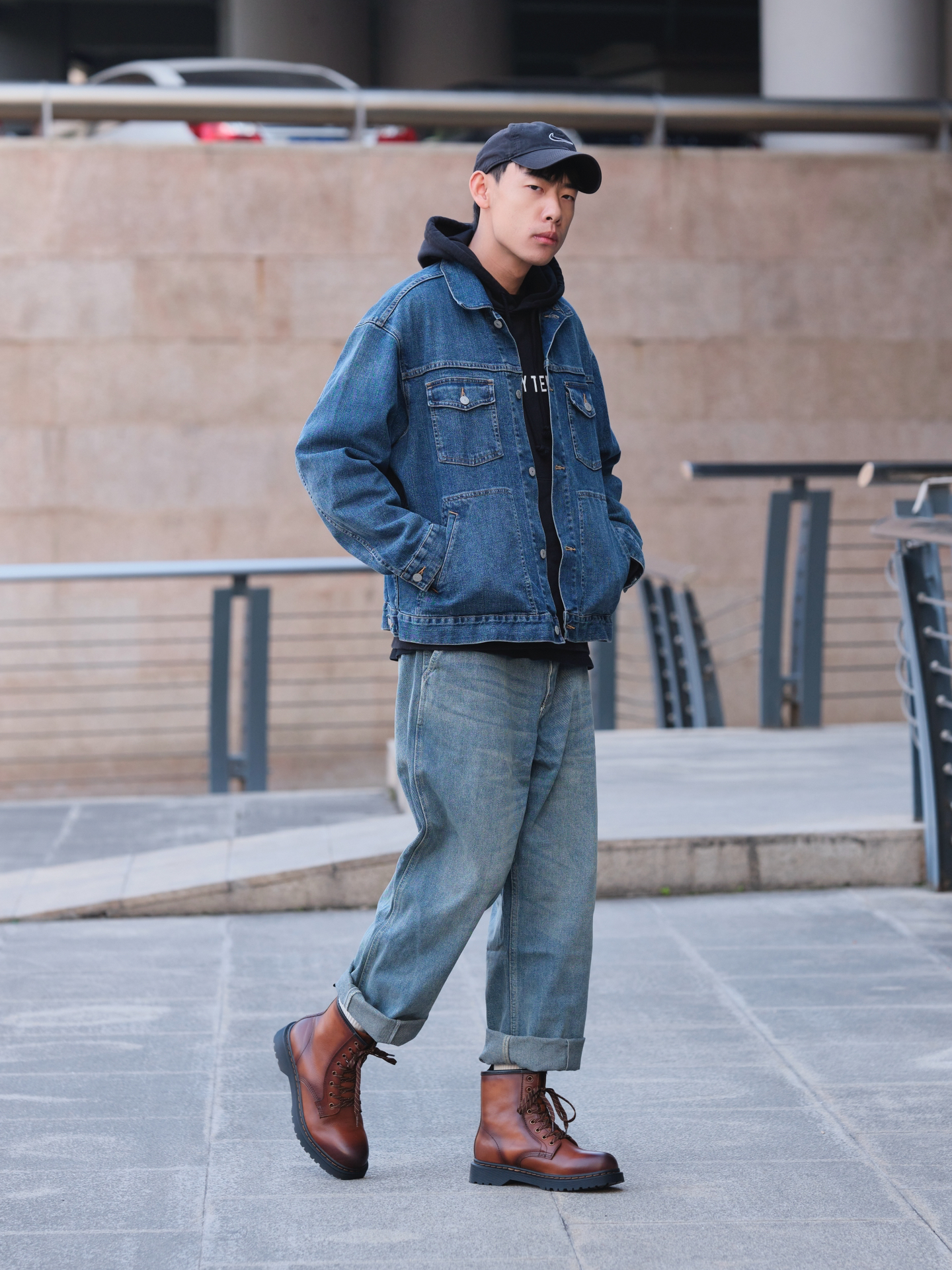 秋冬牛仔风搭配高筒马丁靴也太帅了