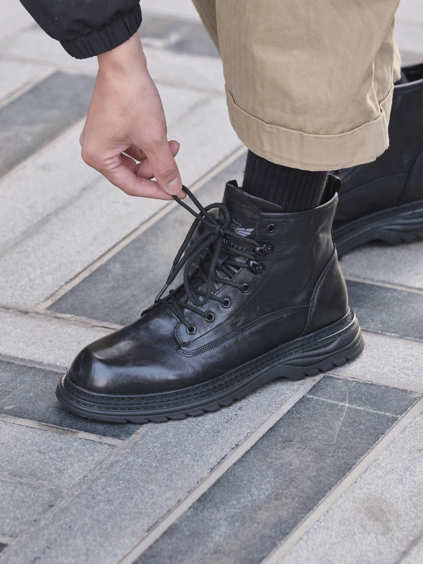 秋冬用这质感机车靴搭出帅气造型