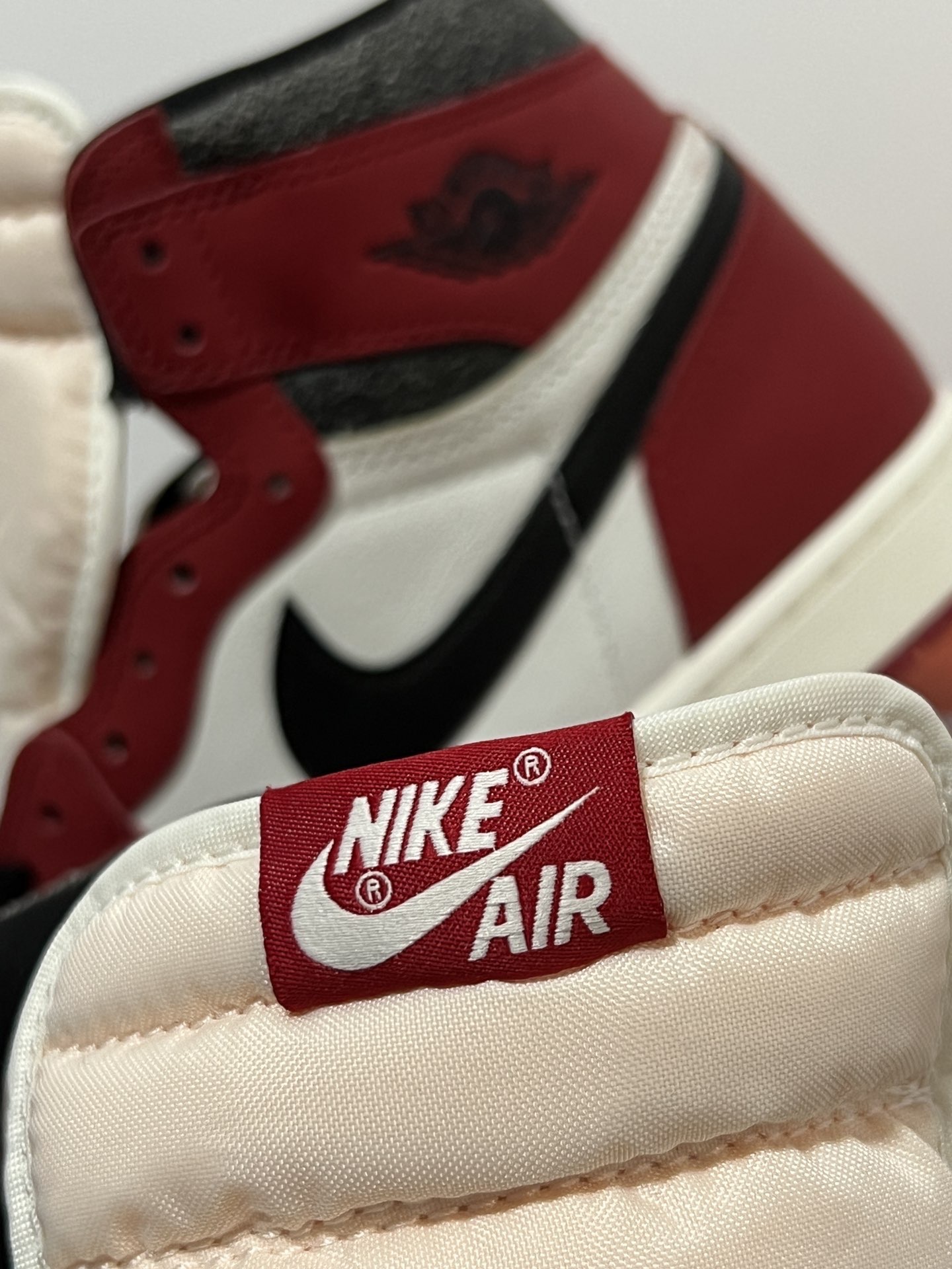 JORDAN 1 Retro High Og Chicago Lost and Found - POIZON