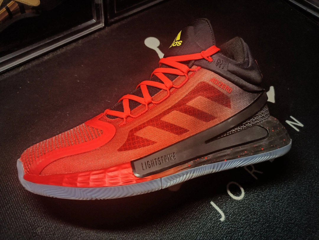 "罗斯不负罗斯"纪念套盒其中之一,配色灵感来源于罗斯的nba生涯,在