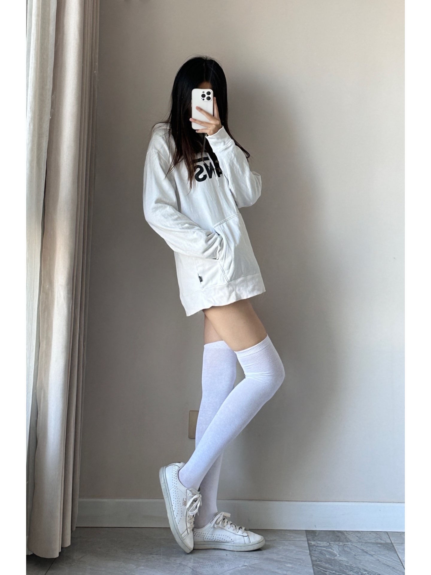 白色过膝袜真的好温柔!妥妥的清纯小学妹穿搭