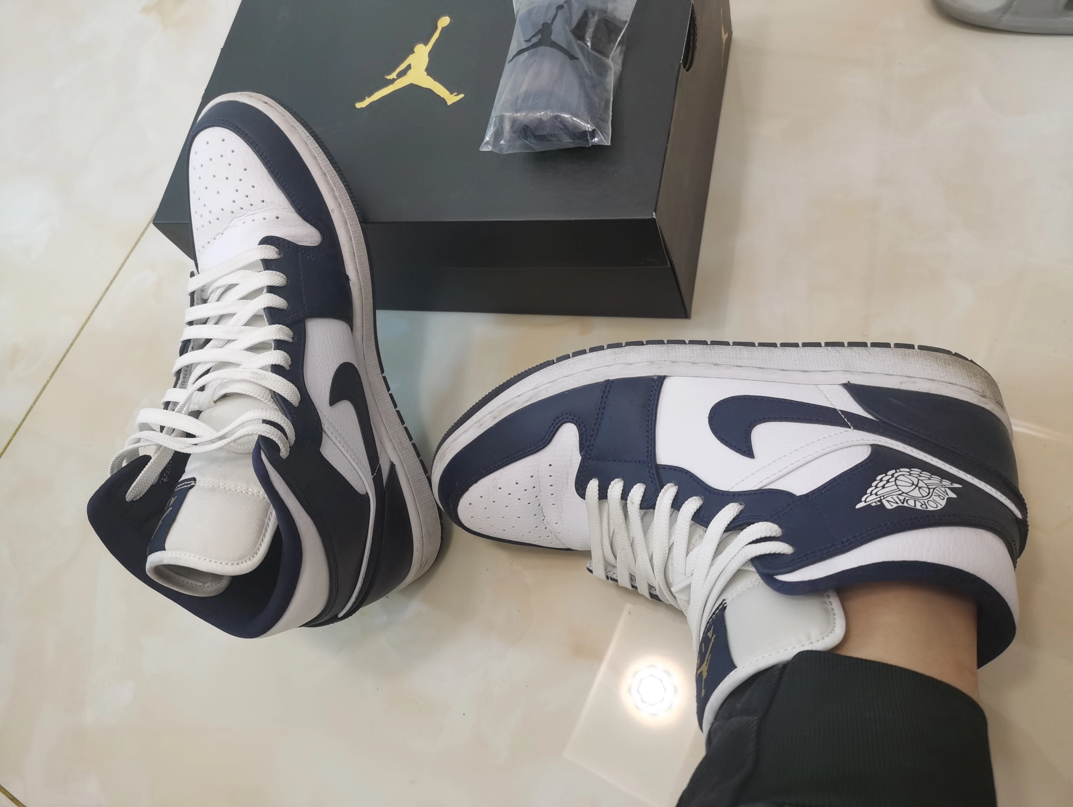 custom review-Air Jordan 1 Mid 'Obsidian White'