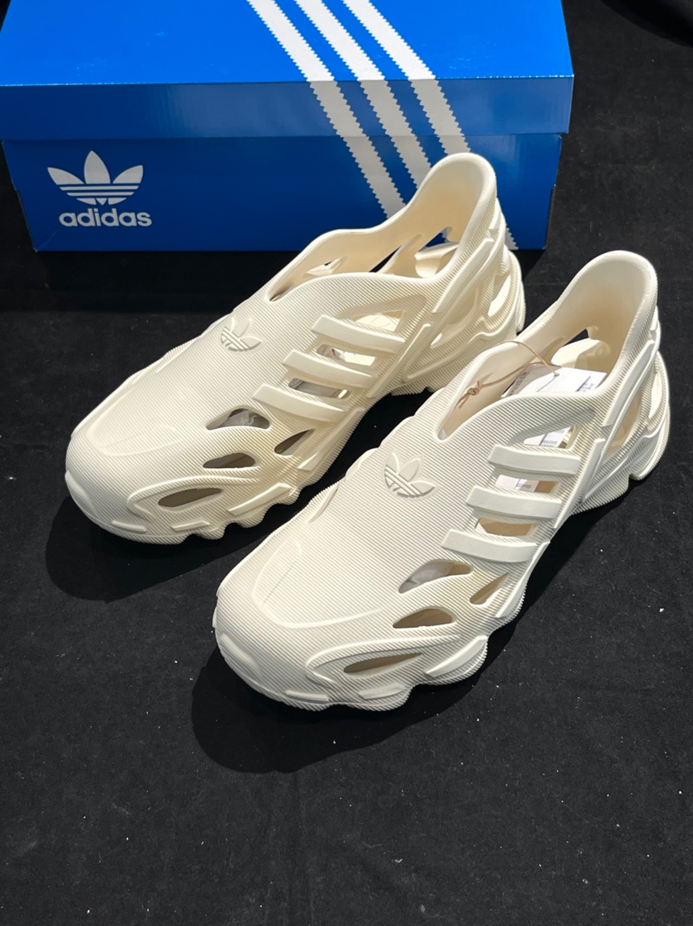 三叶草☘️adifom supernova 洞洞鞋 米白色