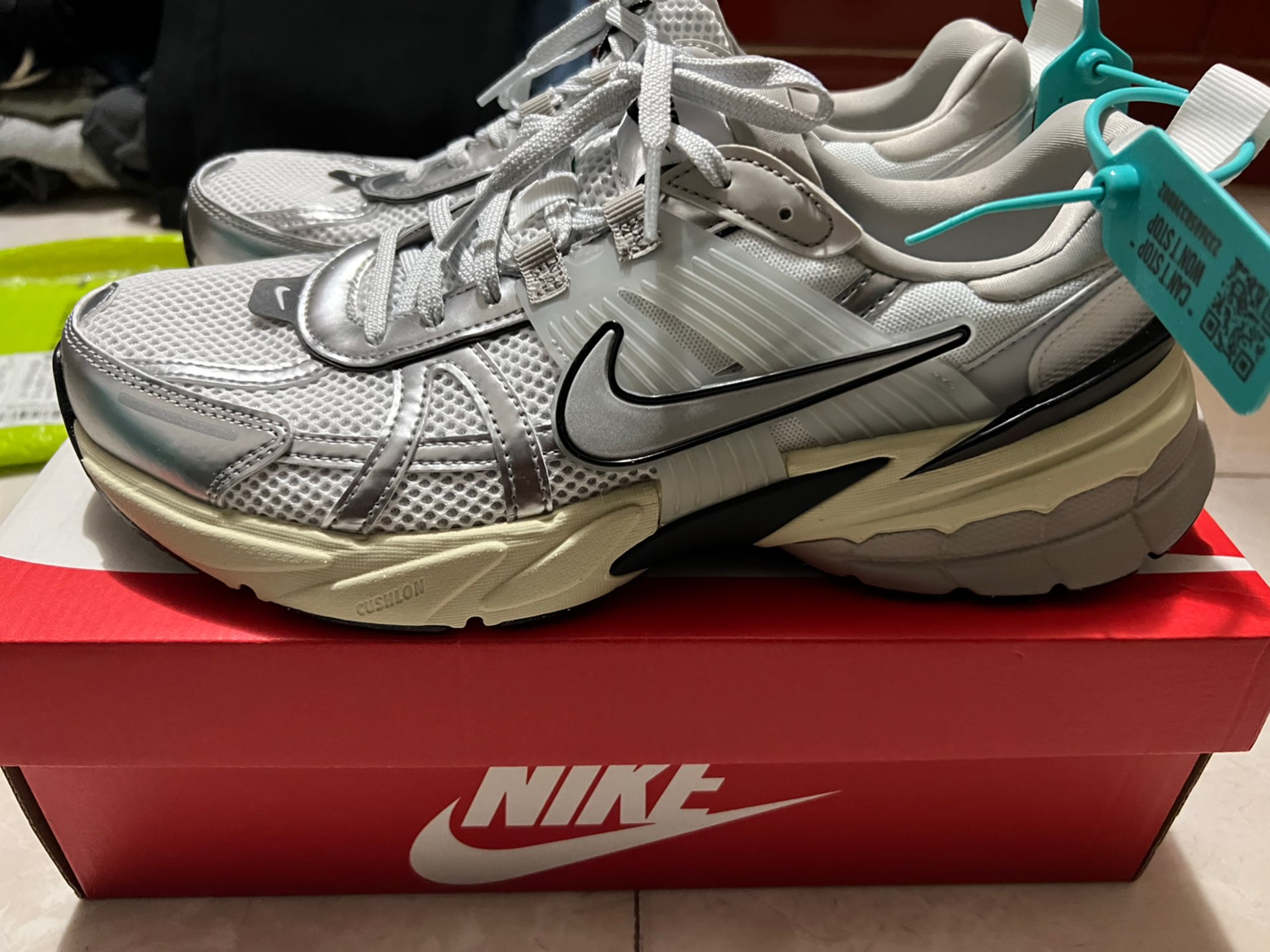 custom review-Nike V2K Run Дышащий Низкий Топ Повседневный Городской Коммутирование Беговые кроссовки Женские Белый Серебряный