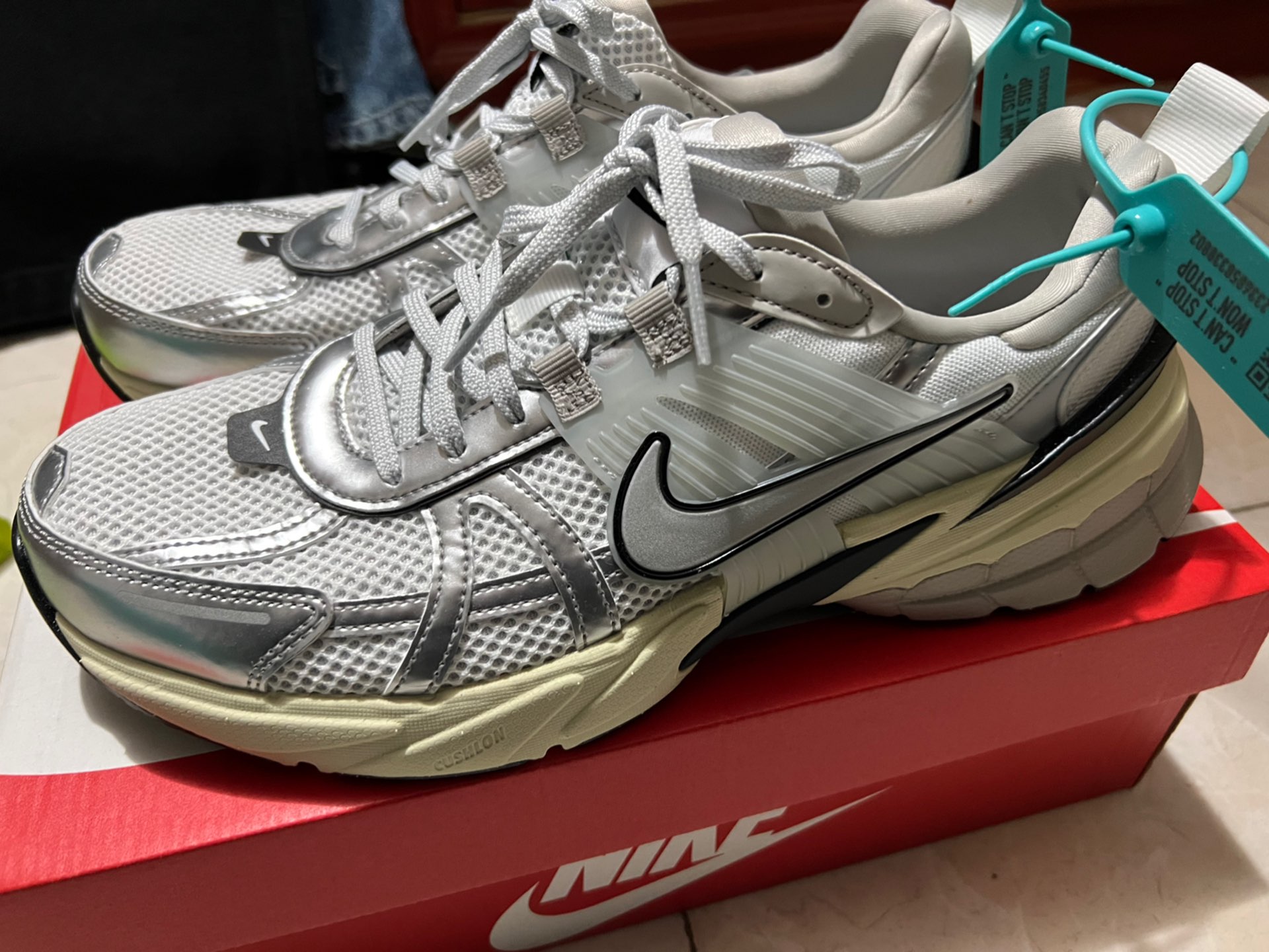 custom review-Nike V2K Run Дышащий Низкий Топ Повседневный Городской Коммутирование Беговые кроссовки Женские Белый Серебряный