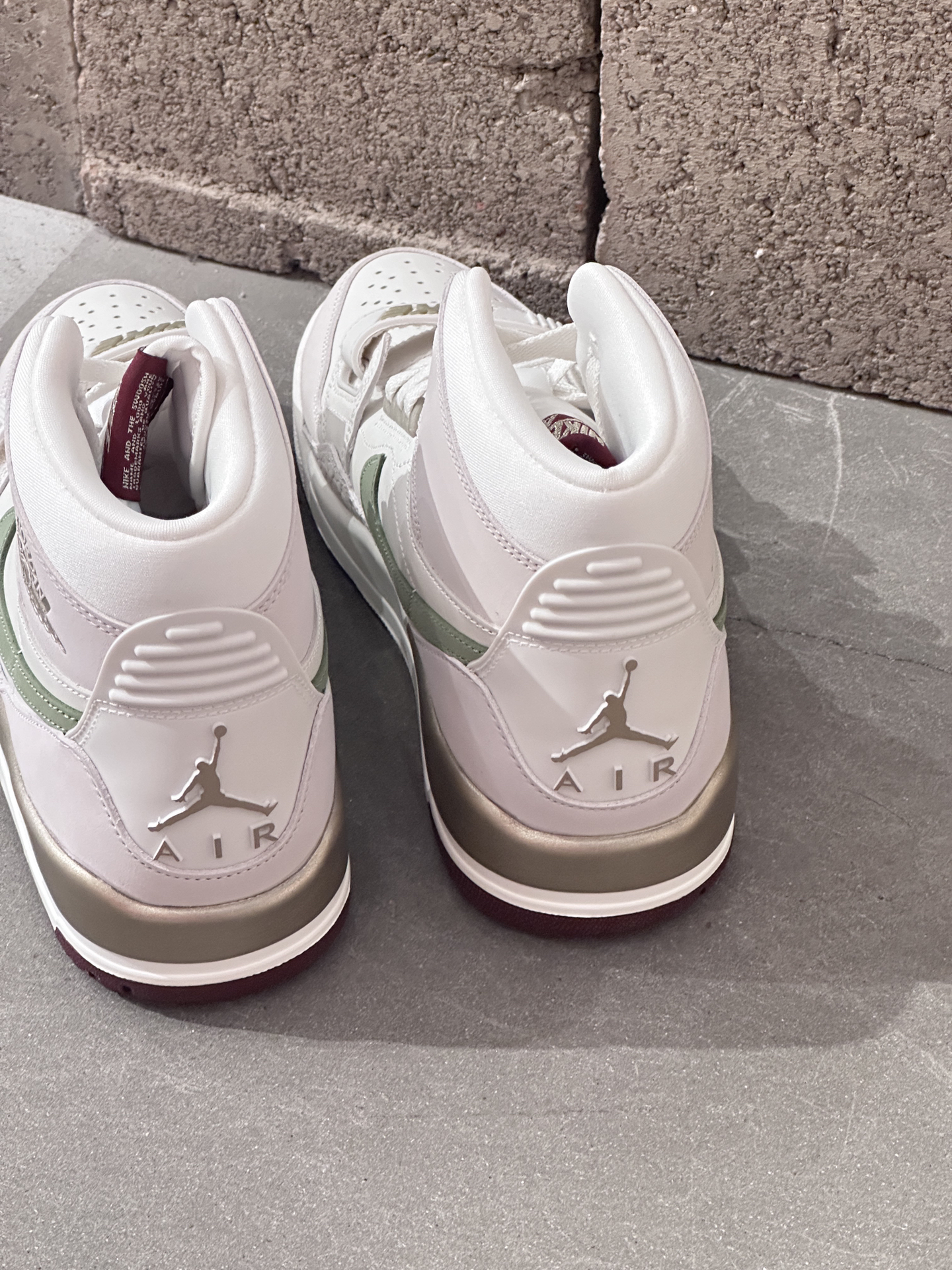 中班设计时尚很有层次感,米色配色高级来看搭配绿色作为点缀更显高级