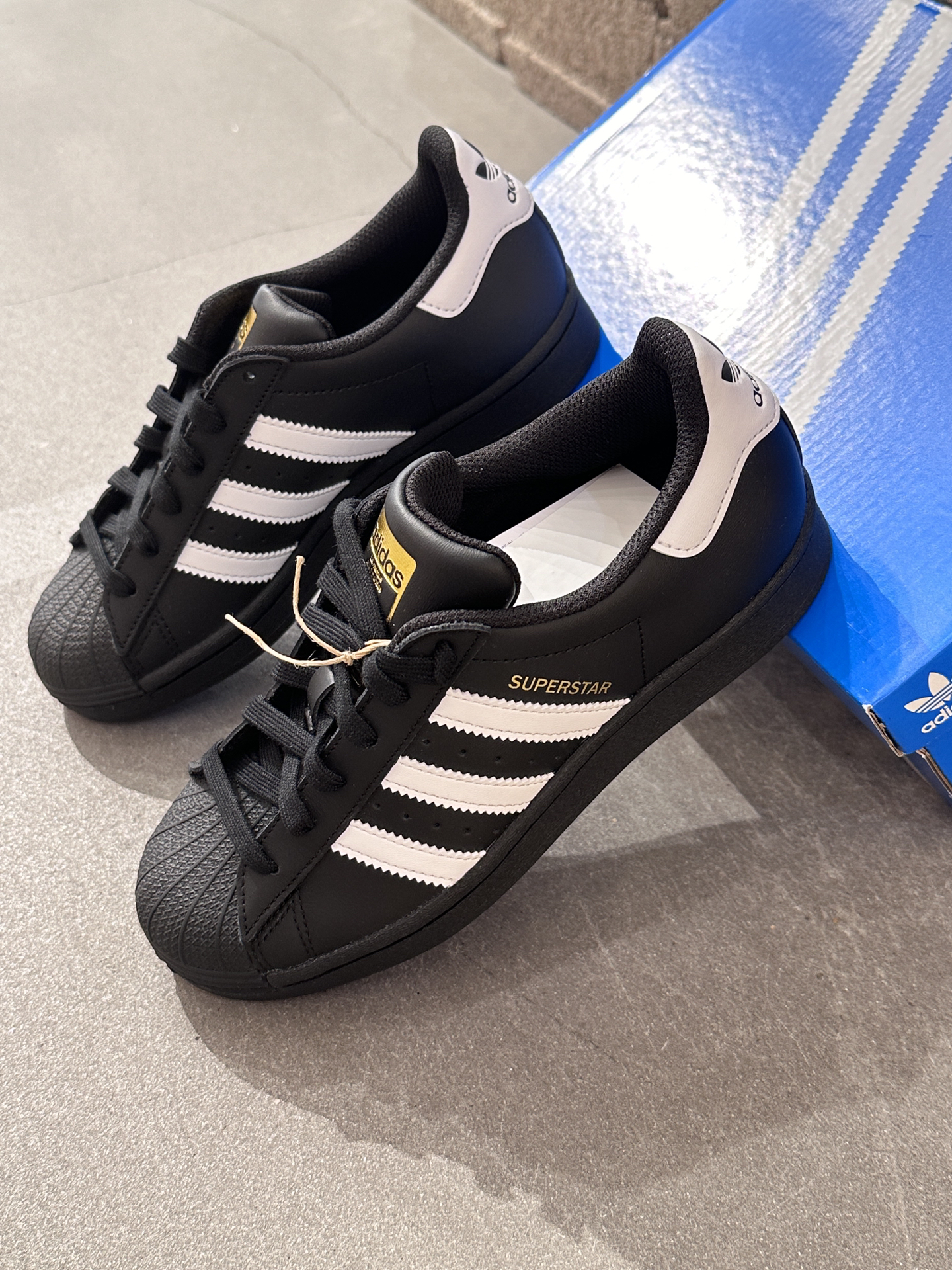 贝壳头黑白板鞋潮流时尚