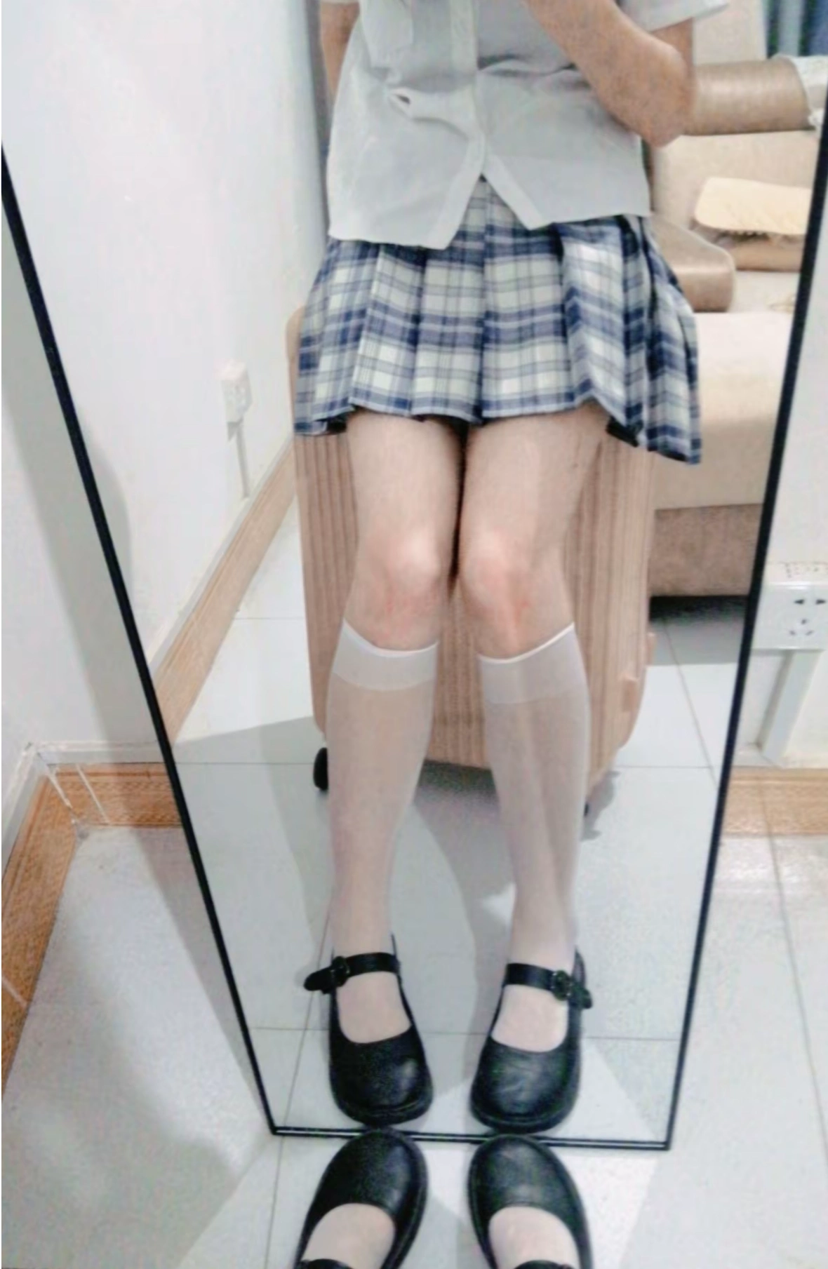 蓝色jk格子裙子    搭配半筒白丝超级好看 好喜欢