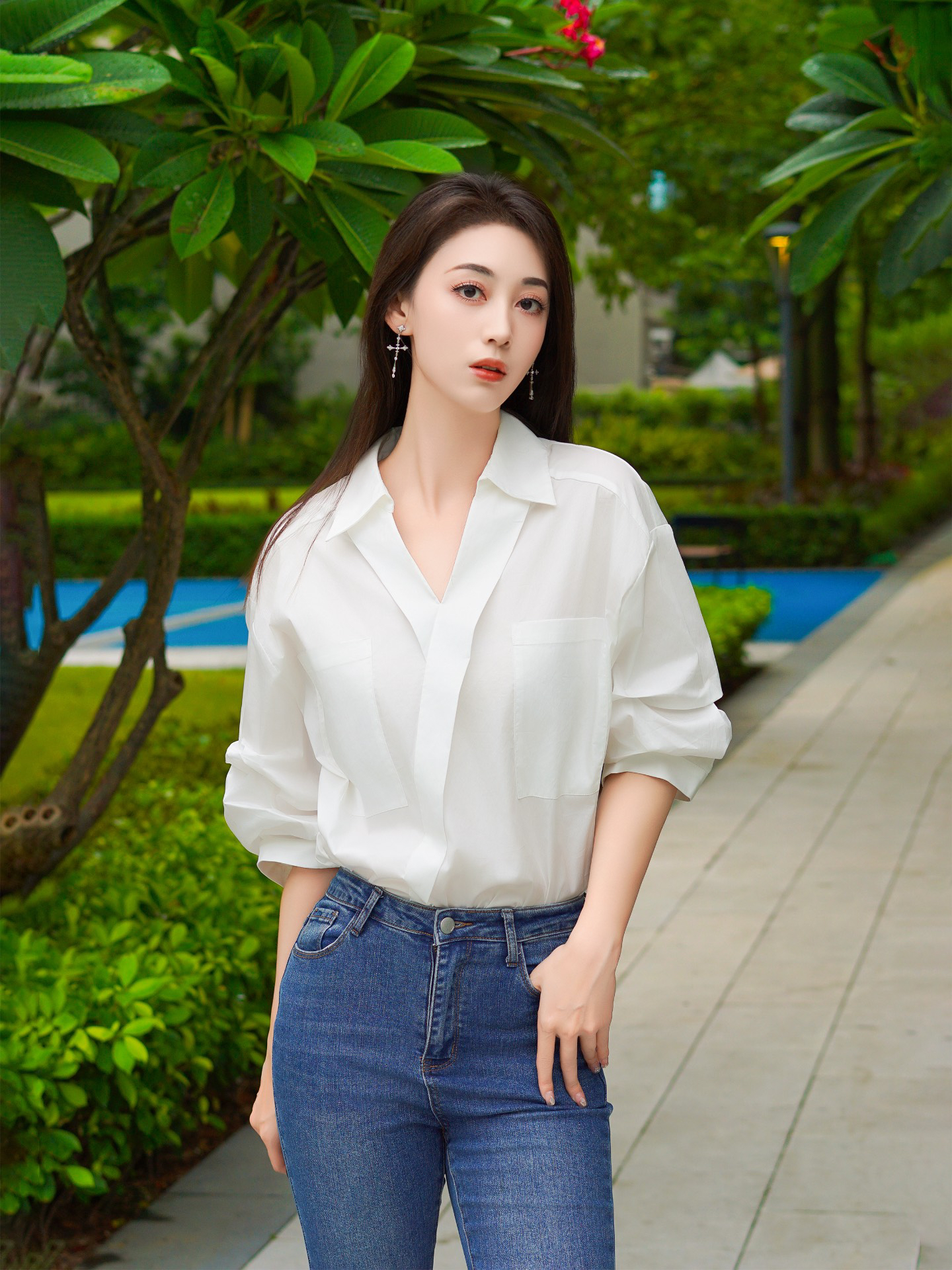 的v领设计品质又高级
搭配微喇的修身牛仔裤
蓝色很有夏天的清爽感