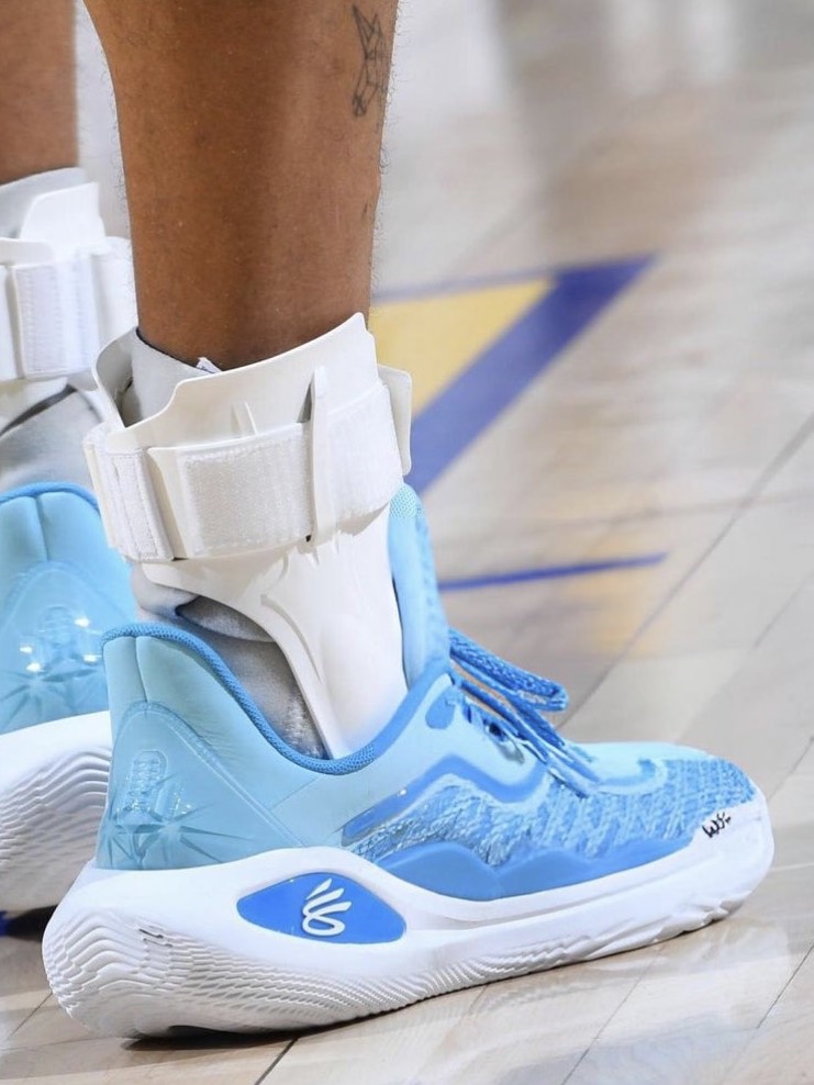 库里上脚11代球鞋