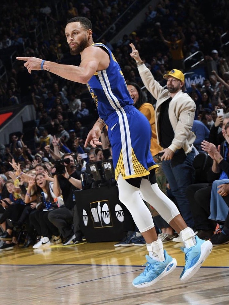 库里上脚11代球鞋