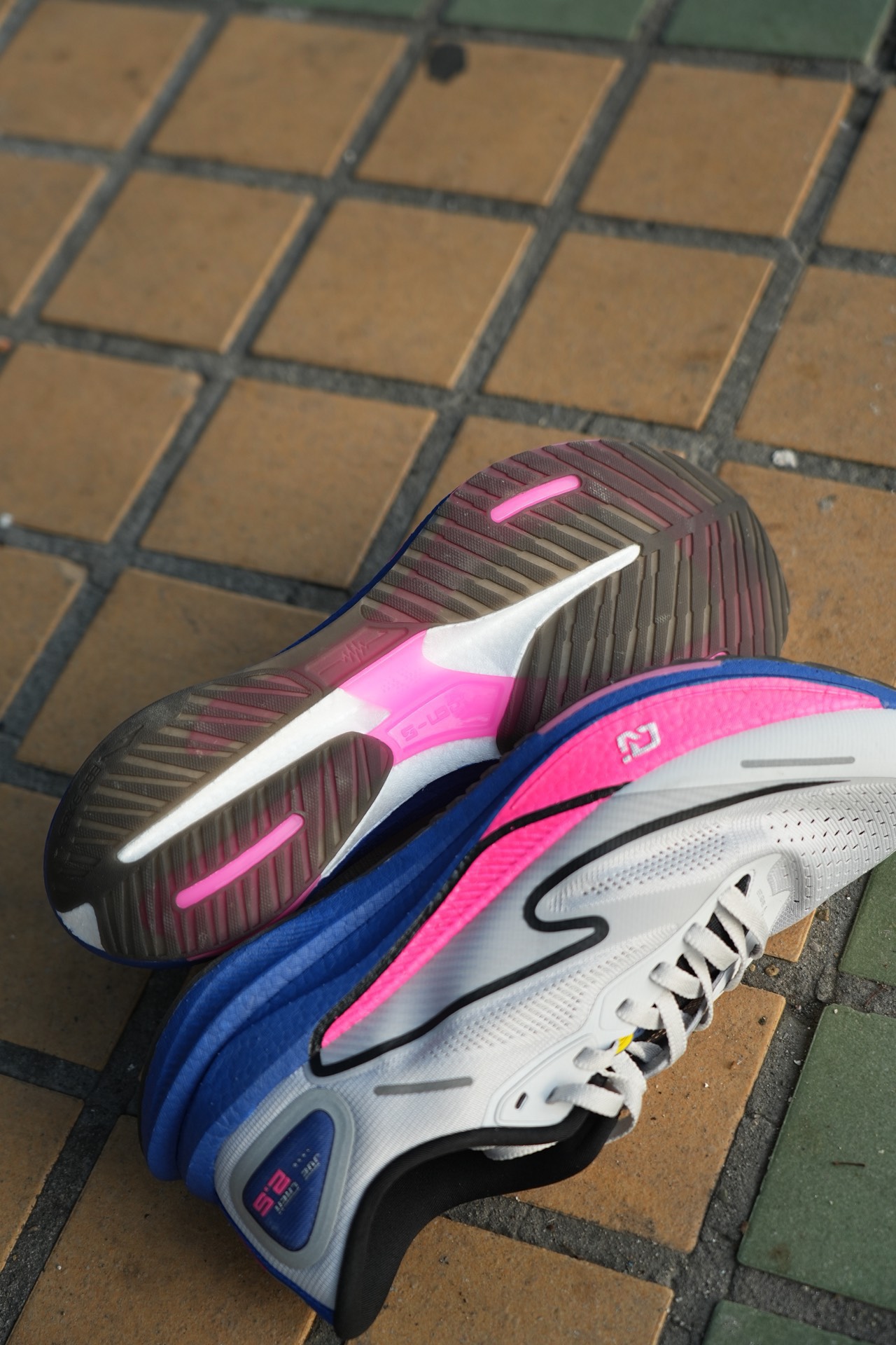 鸿星尔克跑步鞋,舒适轻盈