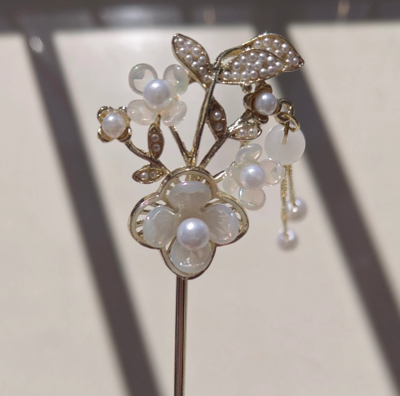 长发绕木簪,珠花发中藏.若有温婉藏于丝,年华灼灼艳桃李,结发簪花配君