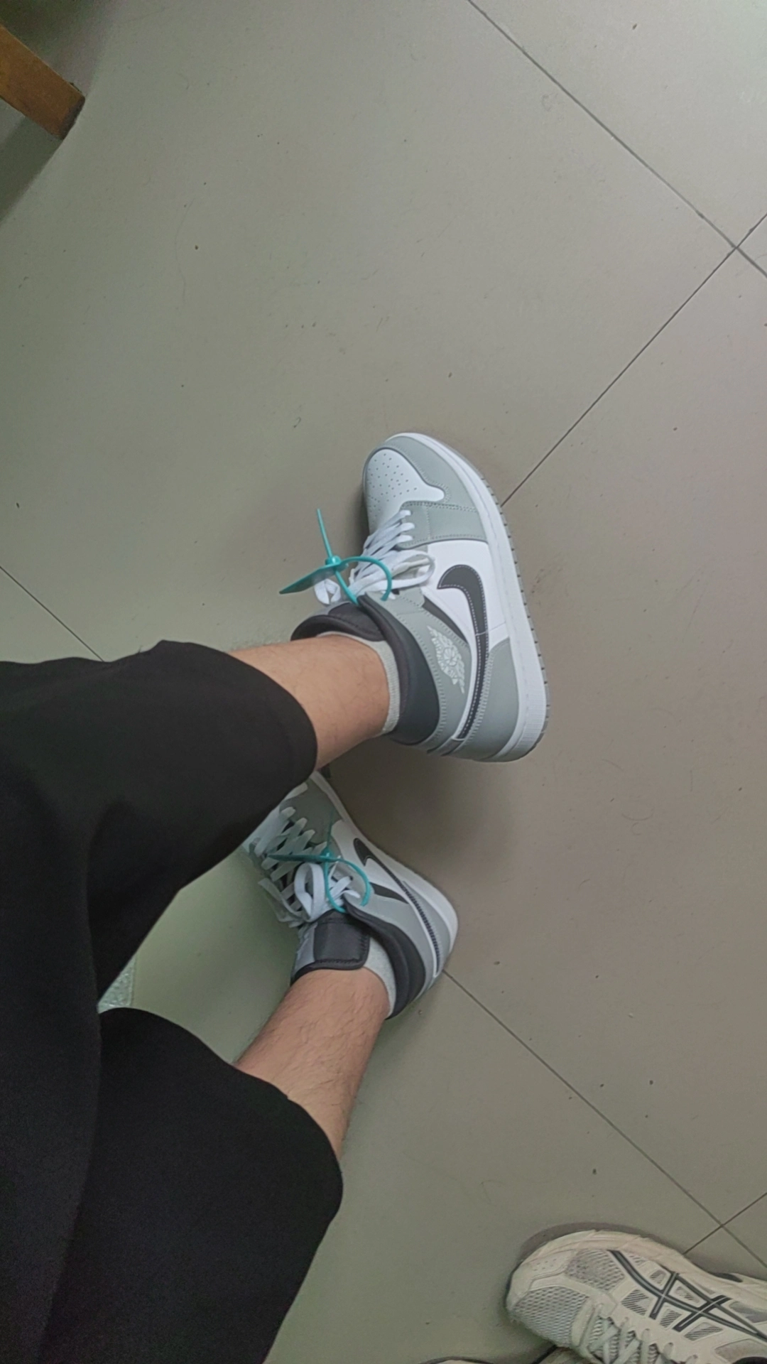 custom review-Air Jordan 1 Mid 'Light Smoke Grey'