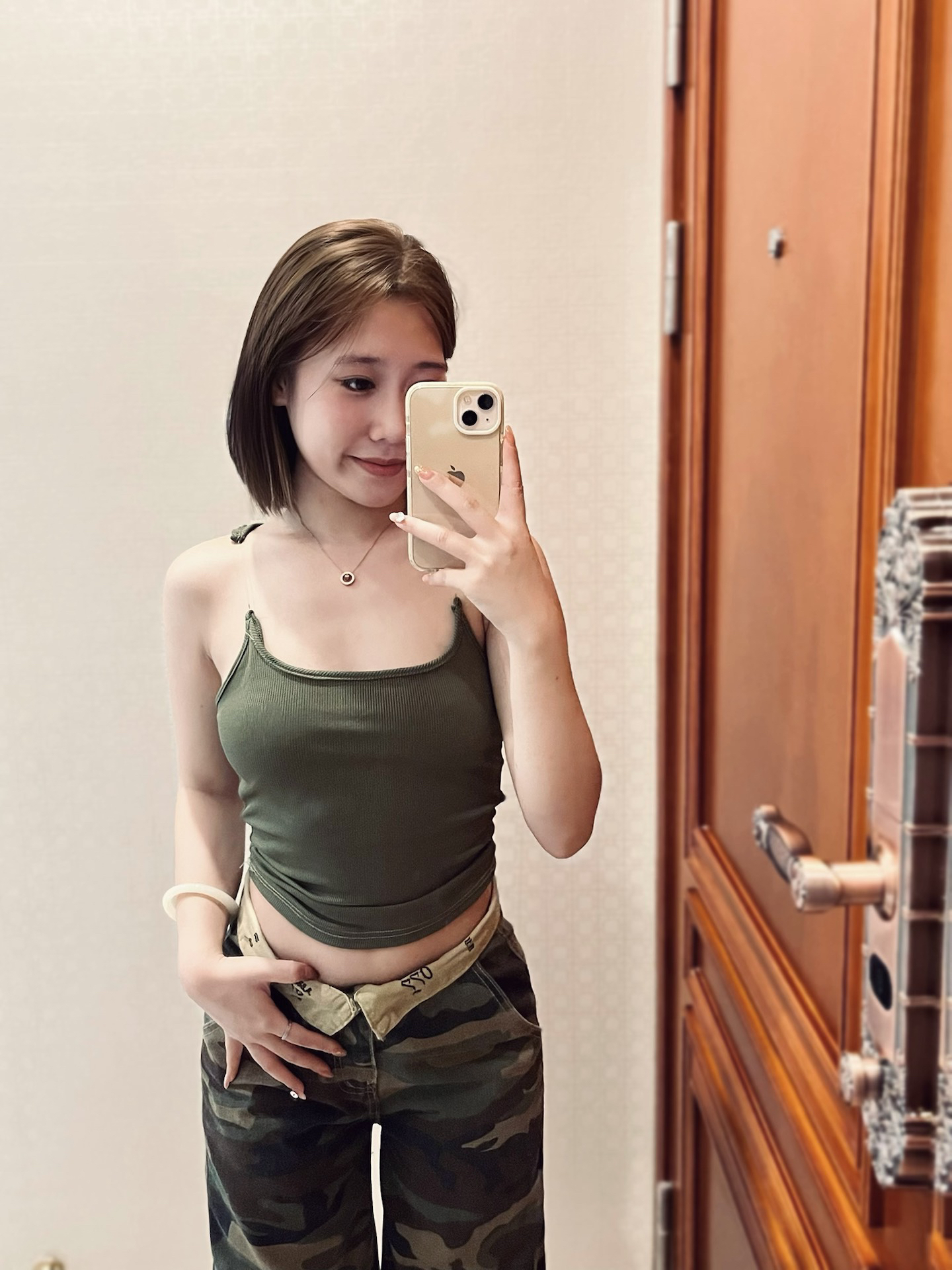 美女一个人刷手机吗